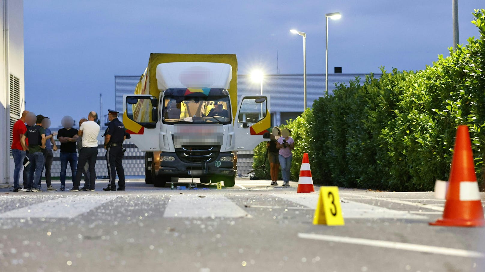 Laut Polizei handelte der Mann mit einem religiösen Motiv. Die Kirche habe sein Leben zerstört, <a data-li-document-ref="120046775" href="https://www.heute.at/s/hat-mein-leben-zerstoert-lkw-lenker-rast-in-kirche-120046775">sagte er bei seiner Einvernahme.</a>