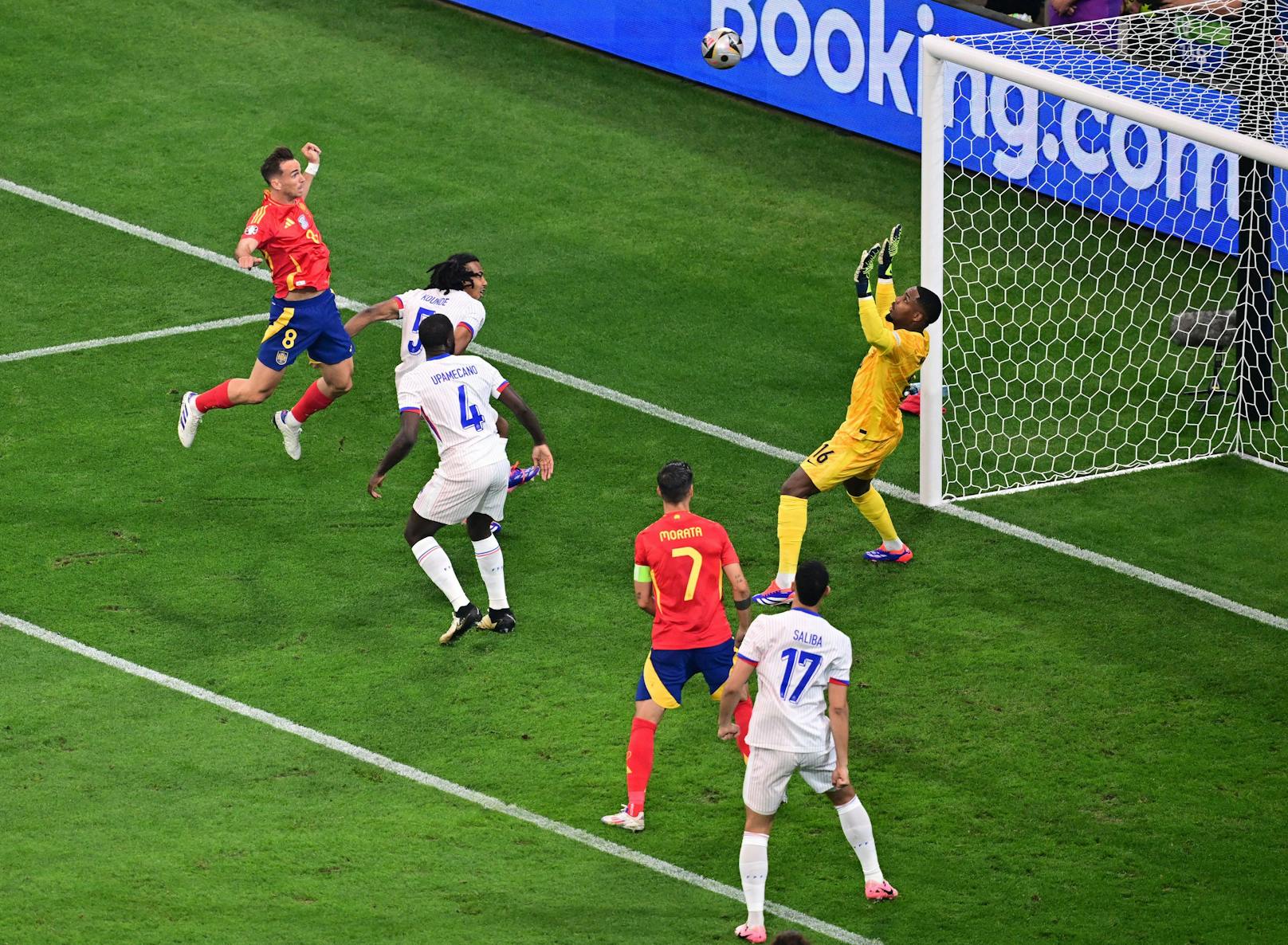 Der Spanier Fabian Ruiz hatte schon in der fünften Minute das 1:0 für Spanien auf dem Kopf. 