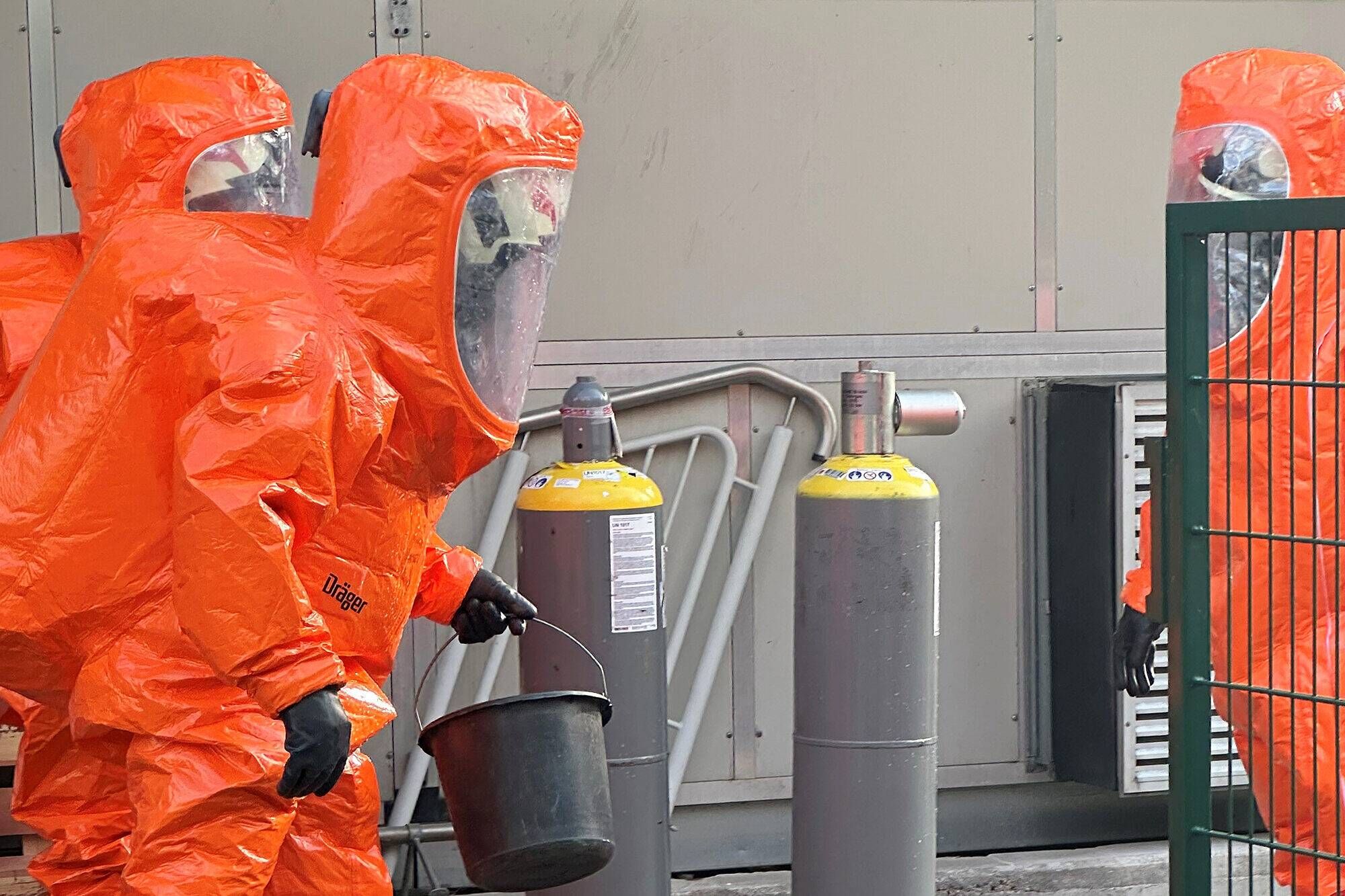 Die EInsatzkräfte evakuierten Mitarbeiter und Badegäste.