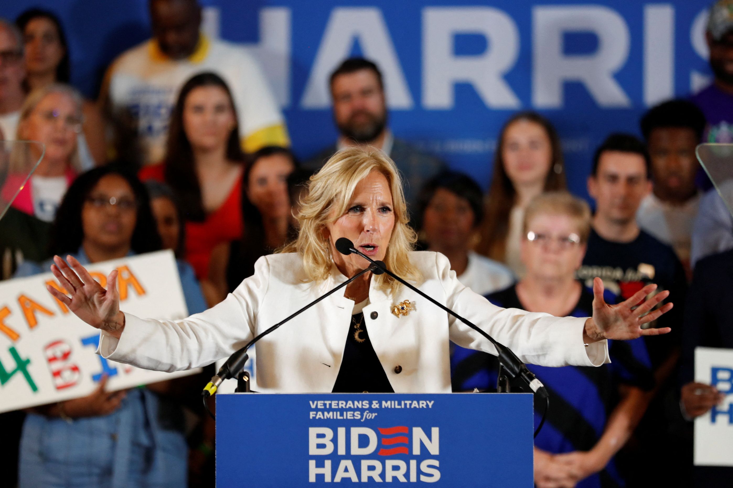 Jill Biden engagiert sich derzeit aktiv im Wahlkampf, um die Wiederwahl ihres Mannes Joe Biden zu fördern.