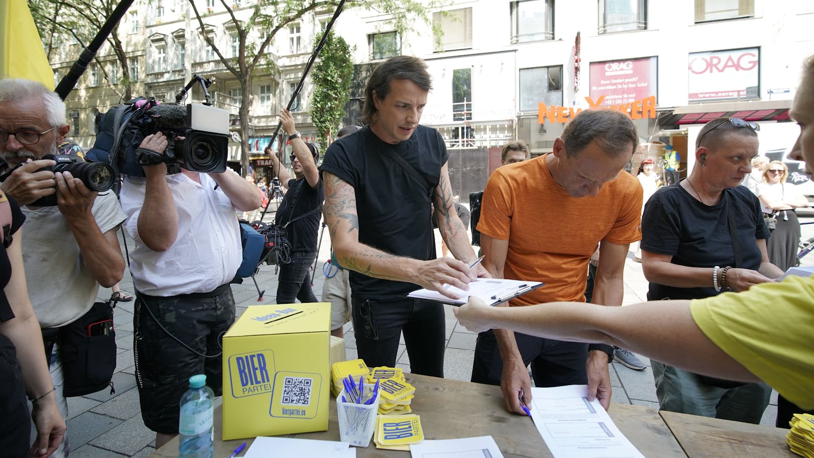 Am Dienstag begann auch die Bierpartei mit ihrem Chef Dominik Wlazny mit dem Sammeln der Unterstützungserklärungen