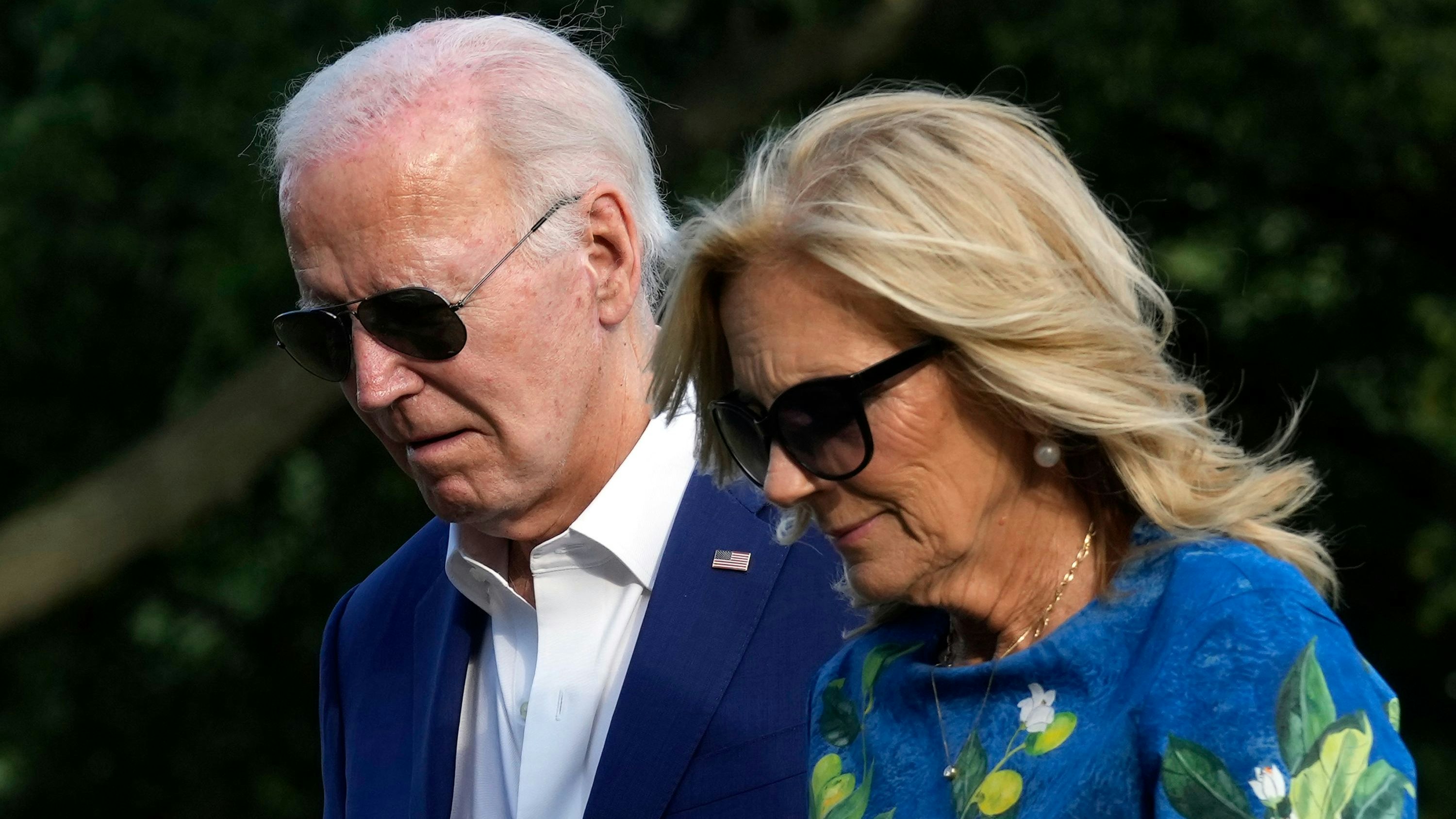 Nachdenkliche Gesichter: Präsident Joe Biden und First Lady Jill bei der Rückkehr aus Pennsylvania ins Weiße Haus