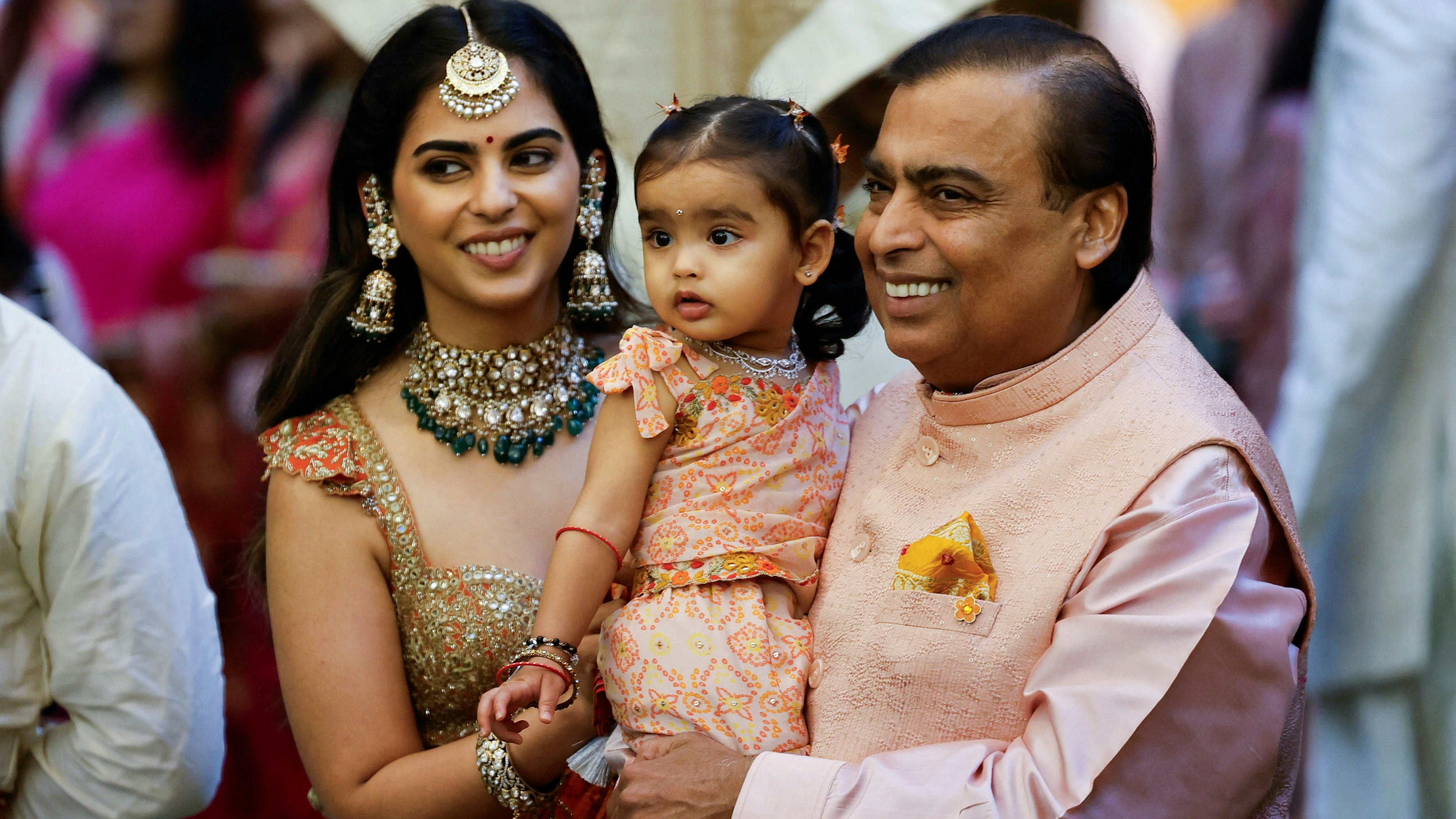 Mukesh Ambani mit Tochter Isha Ambani und Enkelin Aadiya. Ishas Hochzeitsfeier kostete angeblich bereits 100 Millionen Dollar