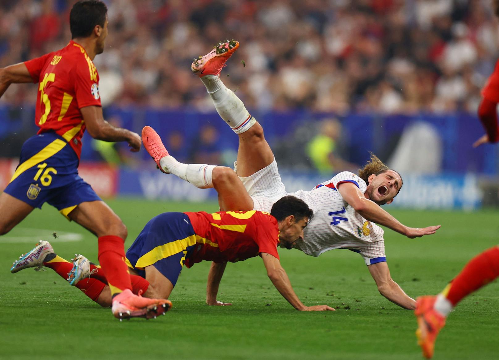 Jesus Navas, der Ersatzmann für Dani Carvajal, steigt gegen Adrien Rabiot hart ein. 