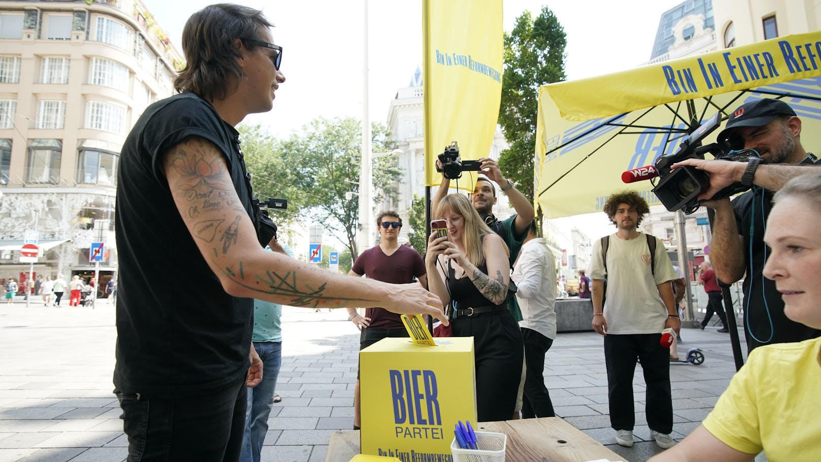 Am Dienstag begann auch die Bierpartei mit ihrem Chef Dominik Wlazny mit dem Sammeln der Unterstützungserklärungen