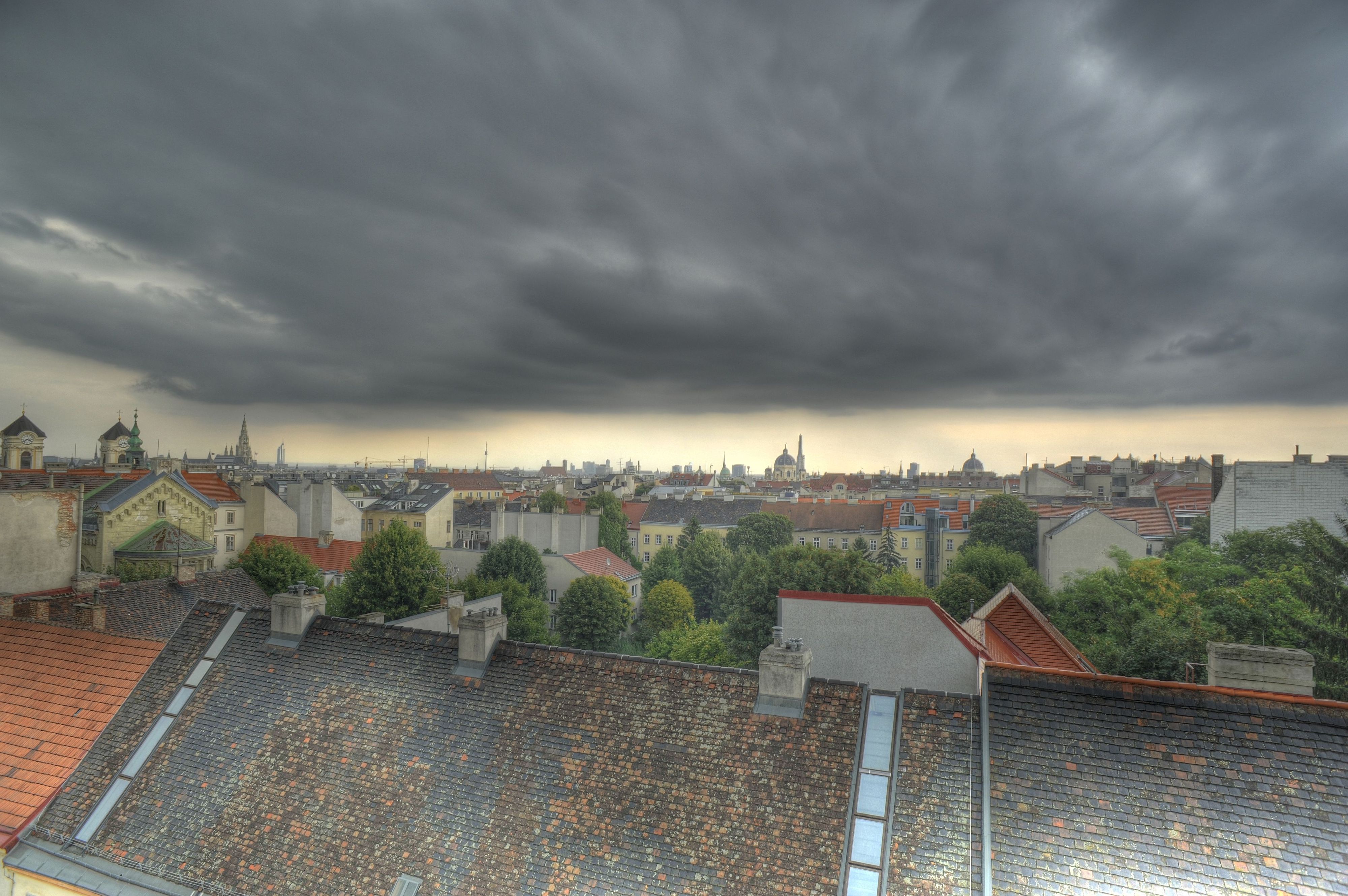 Unwetter suchen die kommenden Tage das Land heim, im Norden und Osten bleibt es trotzdem heiß.