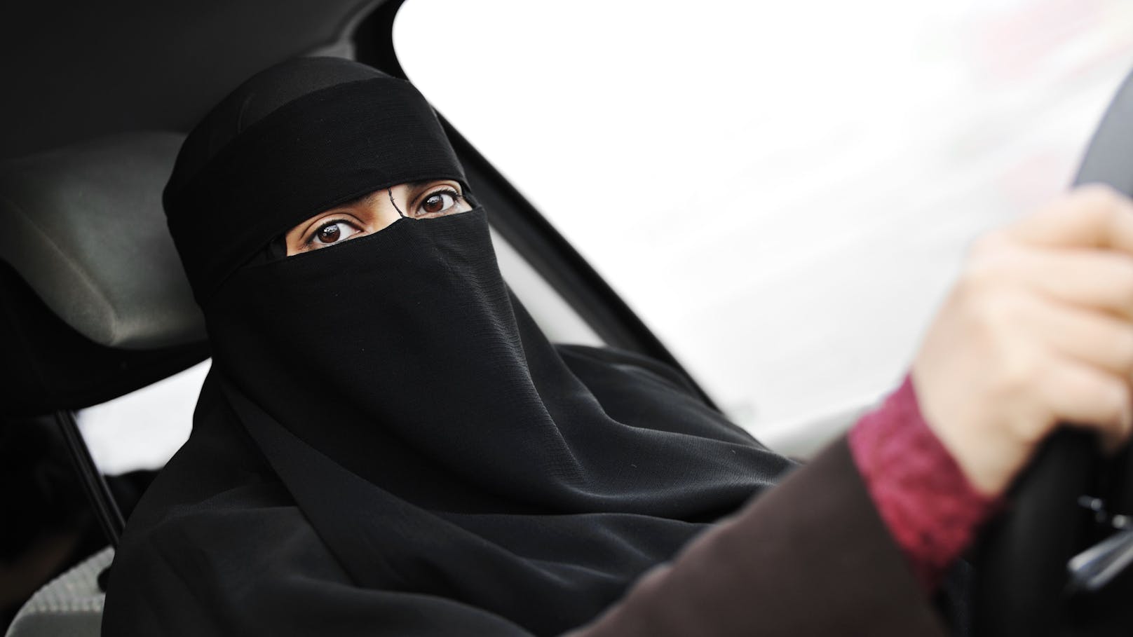 Muslima fordert Recht auf Vollverschleierung im Auto
