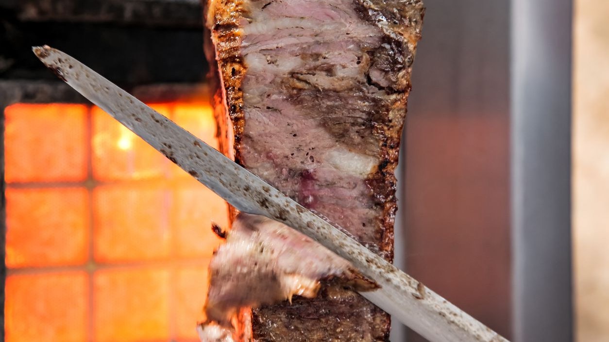 Der Tatverdächtige soll die Familie mit seinem langen Döner-Messer bedroht haben.
