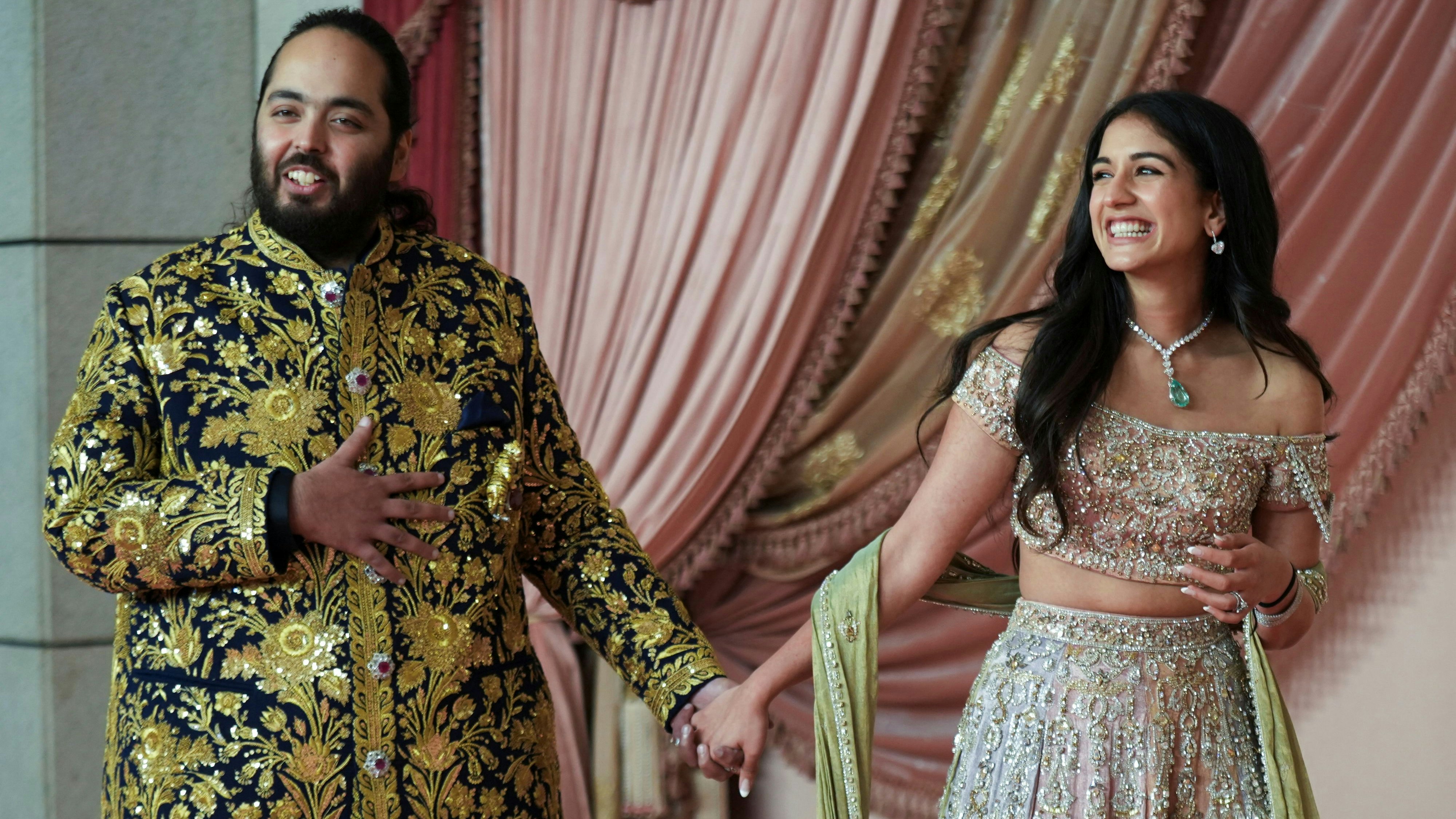 Anant Ambani und seine Verlobte Radhika Merchant bei der letzten Vor-Hochzeits-Feier, der&nbsp;Sangeet Zeremonie, am 5. Juli 2024Der Bräutigam ist in Bestform, sein Körper wirkt straff und trainiert – bereit für das große Fest