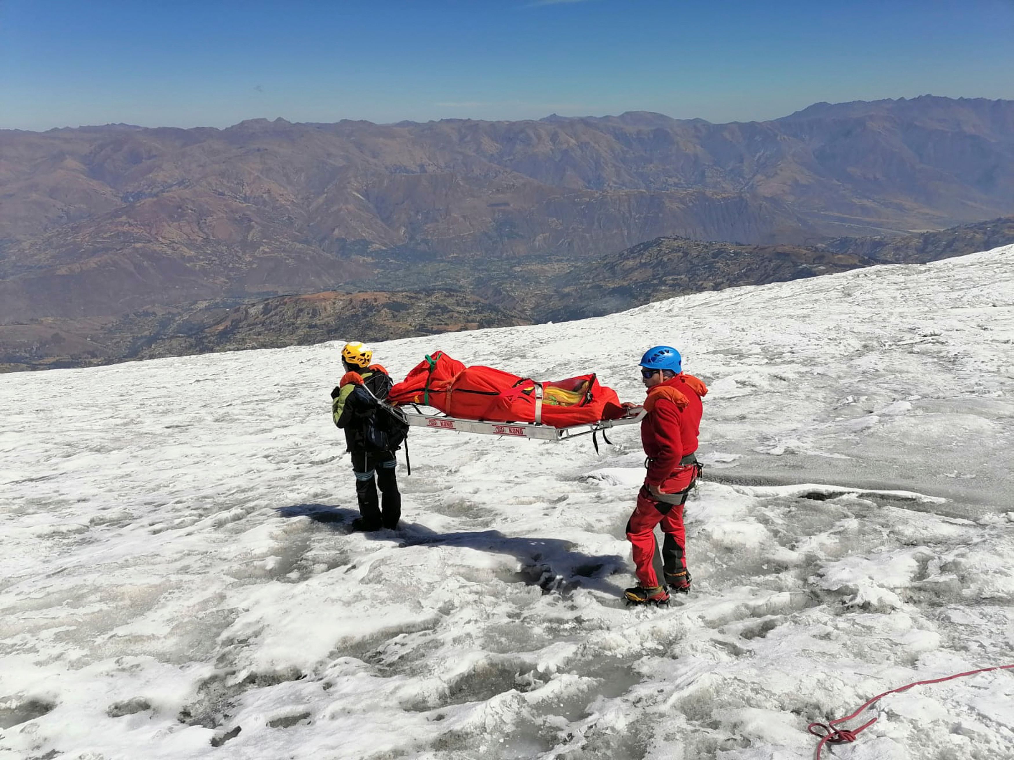 Polizeibeamte bei der Bergung der Leiche des amerikanischen Bergsteigers William Stampfl, der im Juni 2002 in der Region Ancash, 400 km nördlich von Lima, als vermisst gemeldet worden war.