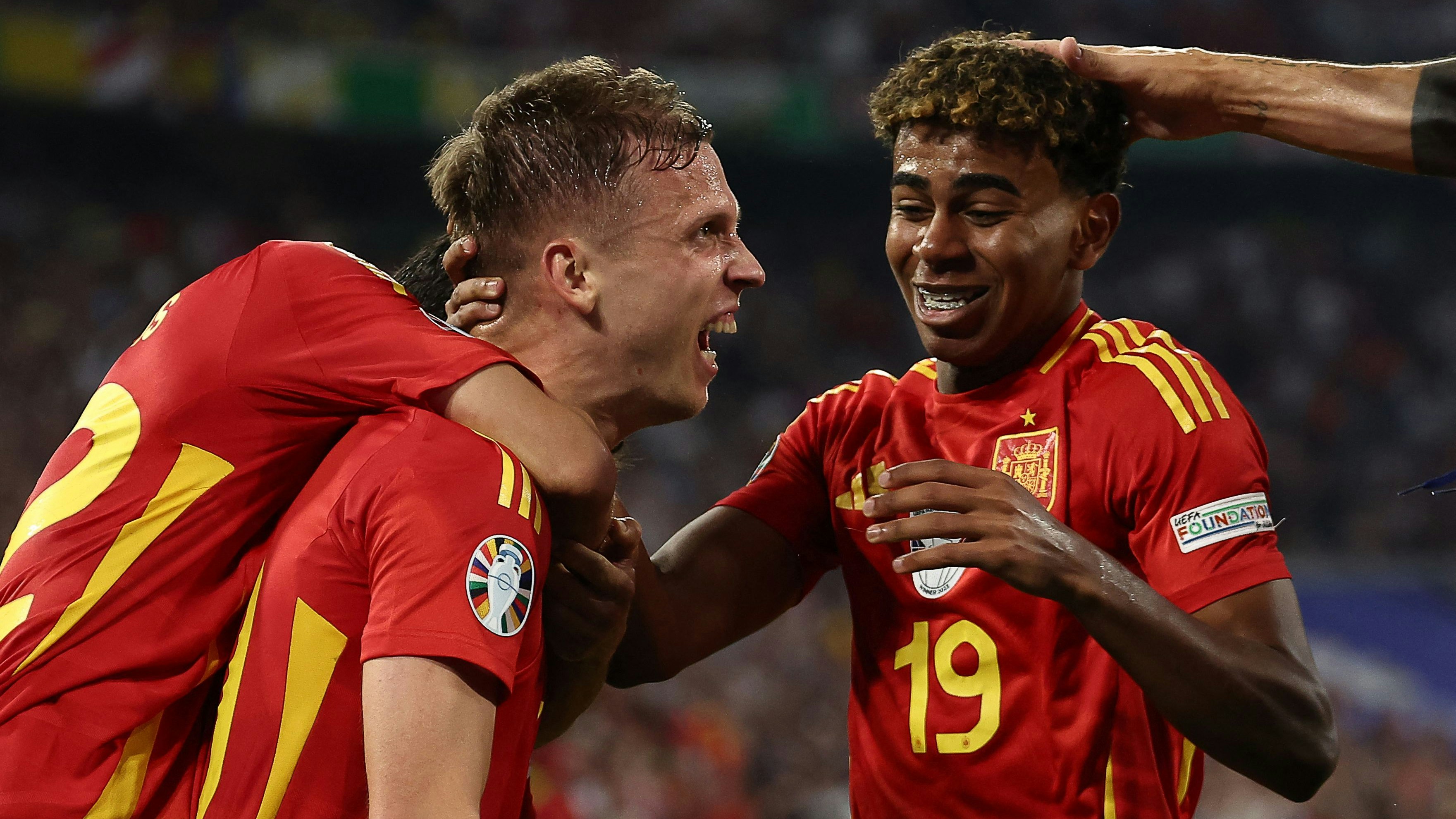 Riesiger Jubel bei den beiden spanischen Torschützen Dani Olmo und Lamine Yamal. 