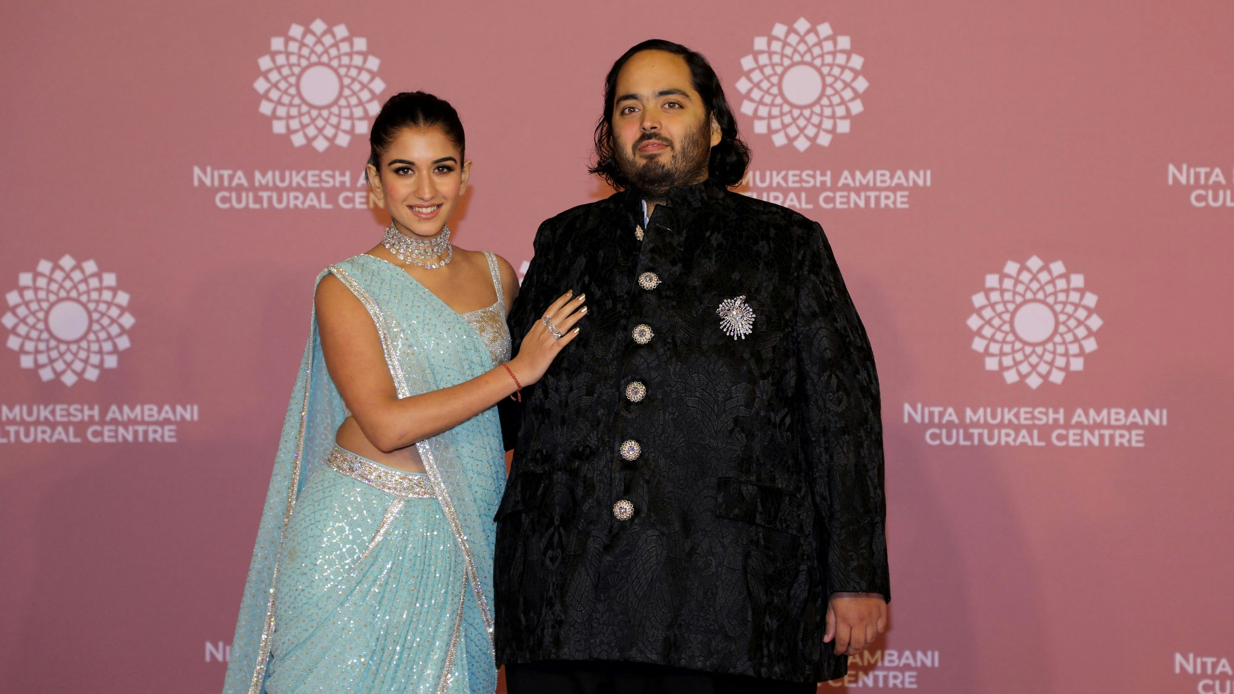 Gut zwei Monate später, am 1. April 2023, mit seiner Verlobten bei der Eröffnung des Nita Mukesh Ambani Cultural Centre (NMACC) in Mumbai. Der Wunsch abzuspecken ist offensichtlich da, aber noch tut sich nicht allzu viel