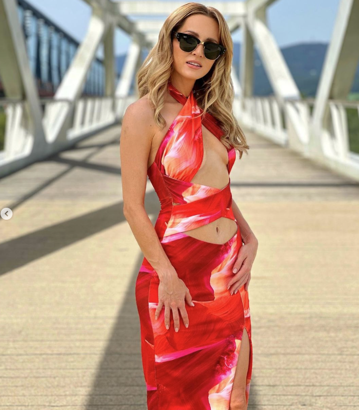 Die Schlager-Sängerin Melissa Naschenweng lässt ihre Fans nicht mehr länger warten.