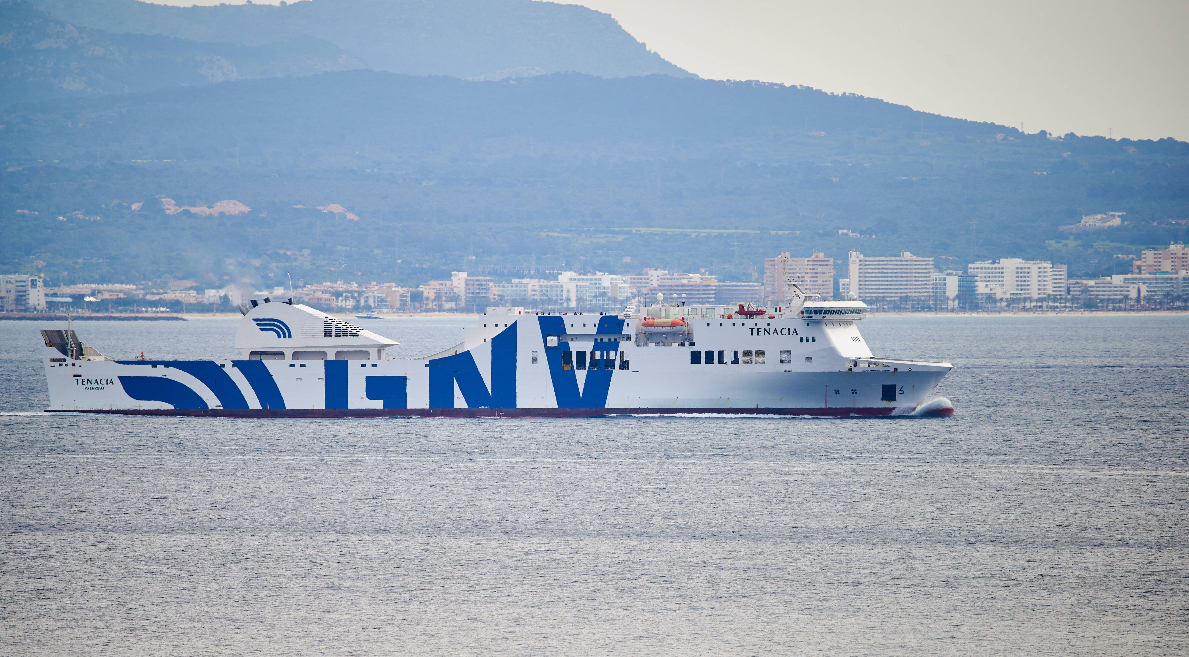 Die Fähre Tenacia fährt von Palma de Mallorca ab. Archivbild April 2022.