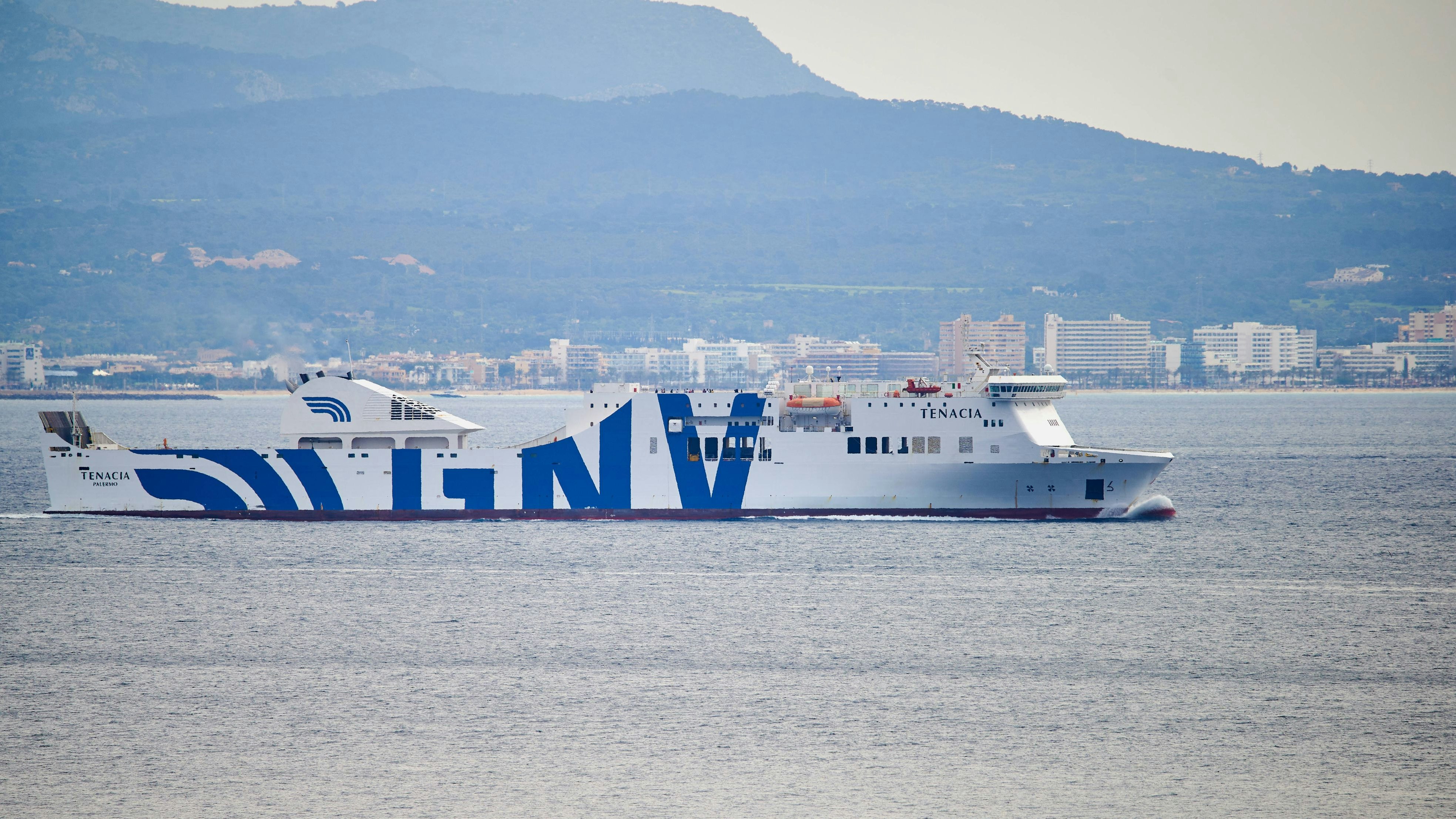 Die Fähre Tenacia fährt von Palma de Mallorca ab. Archivbild April 2022.