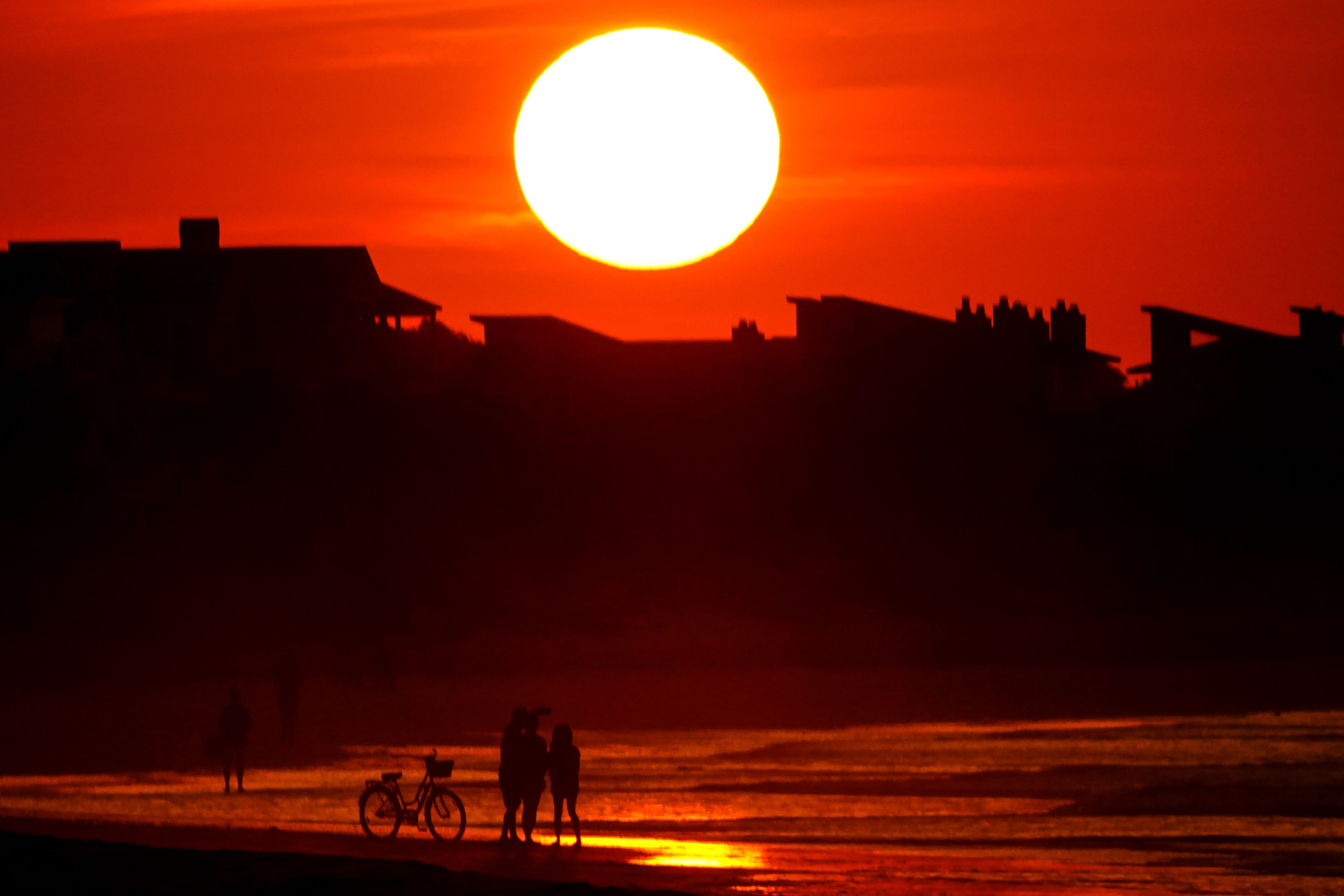 Sonnenaufgang über der Isle of Palms, South Carolina, am 6. Juli 2024. Symbolbild