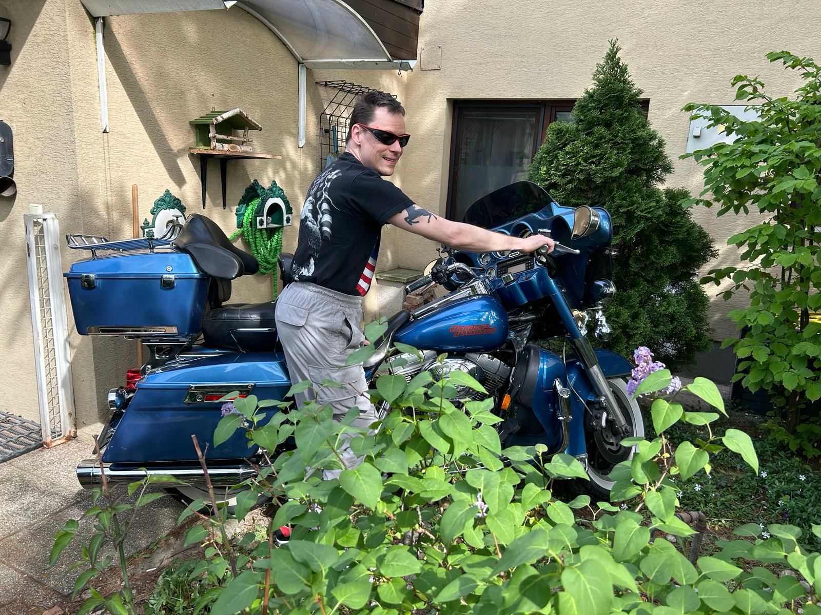 Blinder Biker sucht Chauffeur für Harley.