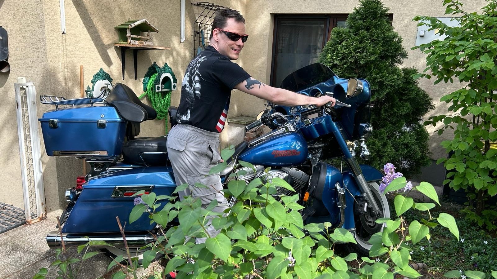 Blinder Biker sucht Chauffeur für Harley.