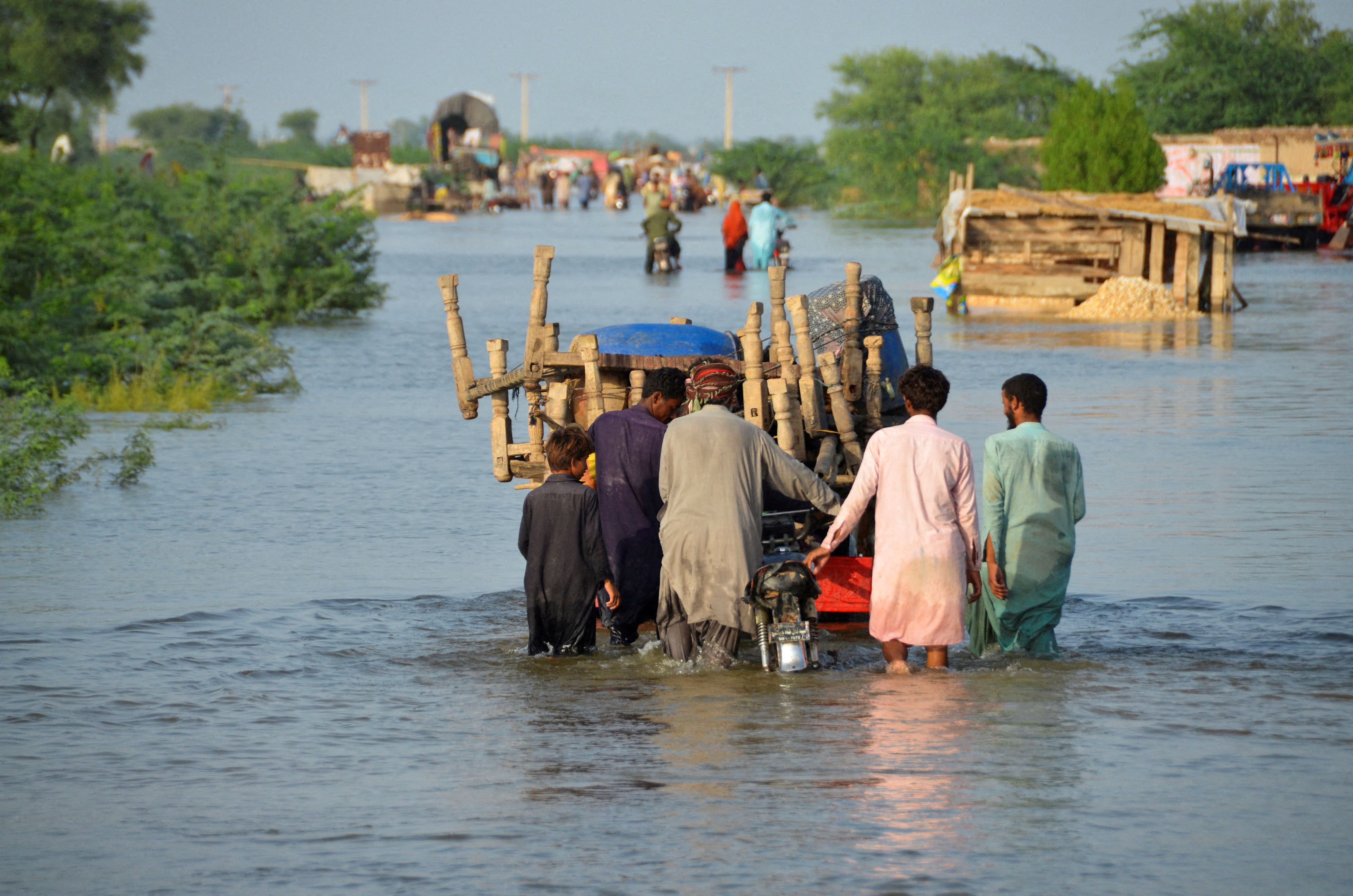 Menschen fliehen vor den Fluten in Pakistan.