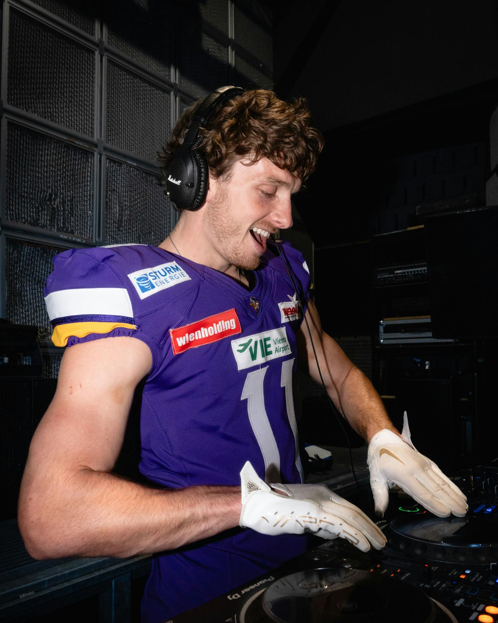 Vikings-Receiver und Rapper Max Fine beim "Heute"-Shooting als DJ.