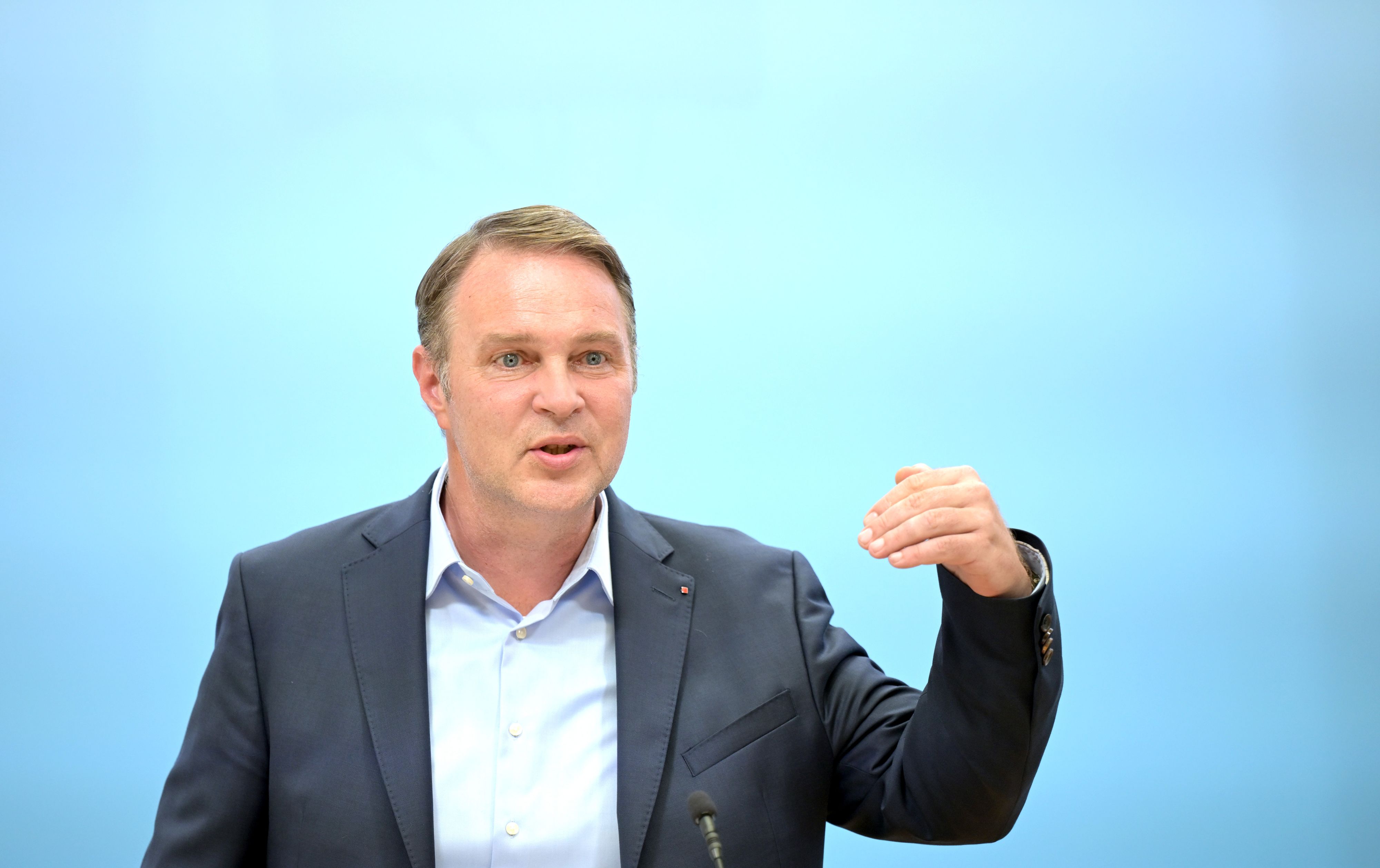 Andreas Babler bei einer Pressekonferenz am Dienstag. Der ÖBAG-Rückzug aus der VAMED verheiße 