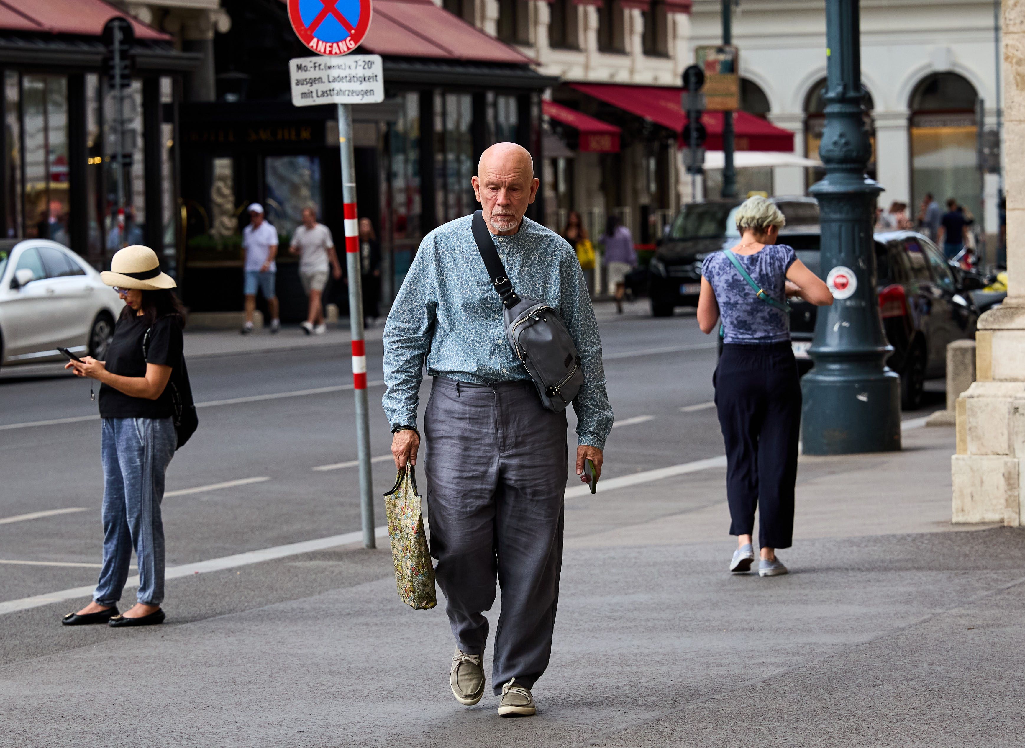 Dieser hochkarätige Schauspieler blieb in der Wiener Innenstadt fast unentdeckt –John Malkovich.