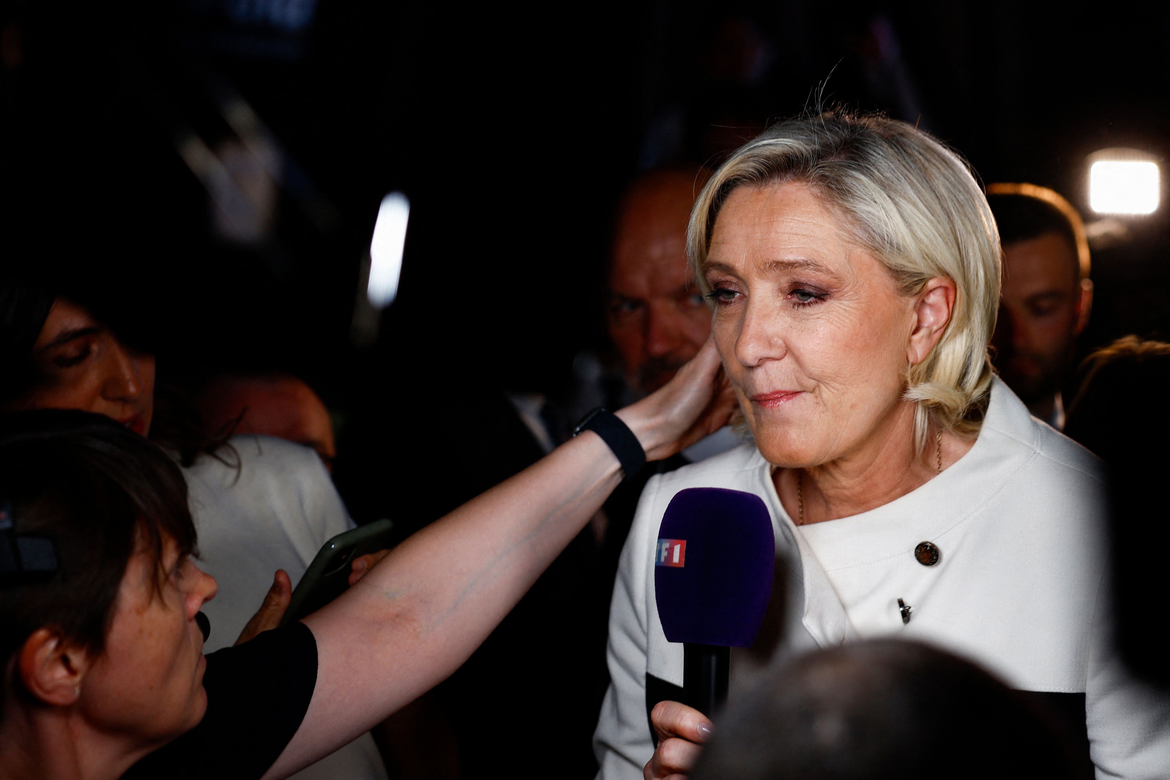 Die französische Rechtsaußen-Politikerin Marine Le Pen spricht nach den Teilergebnissen der zweiten Runde der vorgezogenen französischen Parlamentswahlen mit Journalisten.