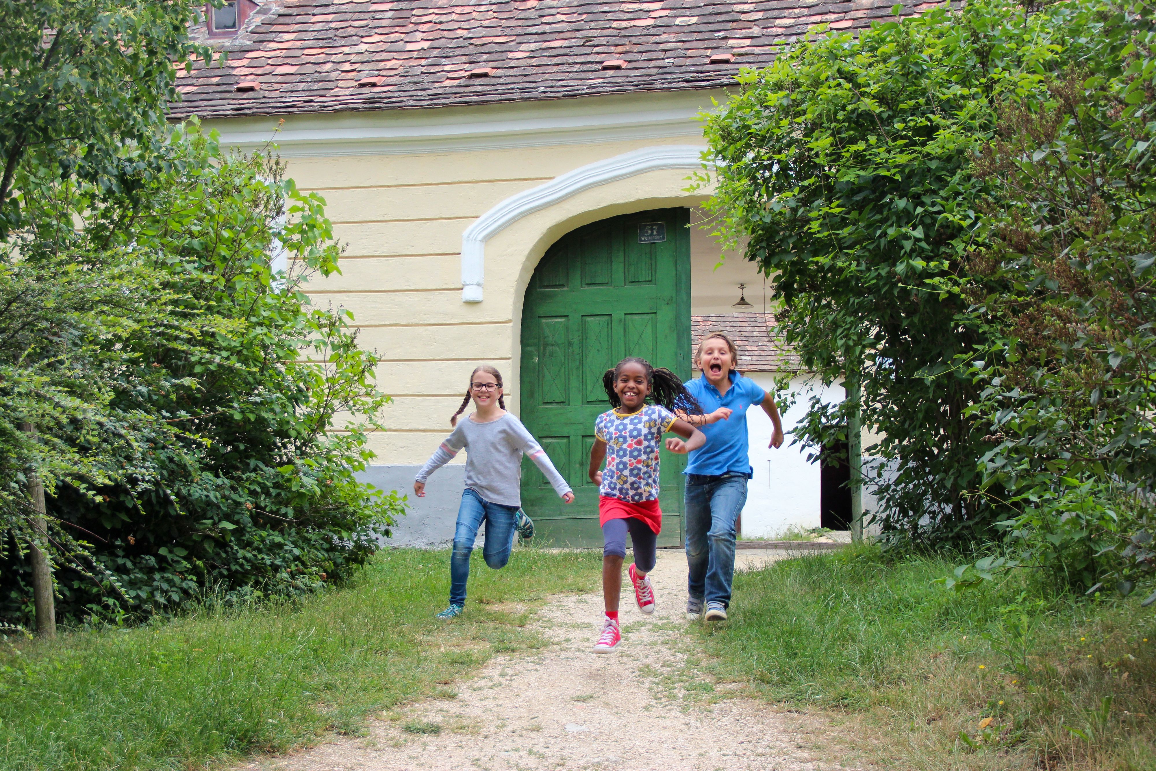 Kinder im Weinviertler Museumsdorf Niedersulz