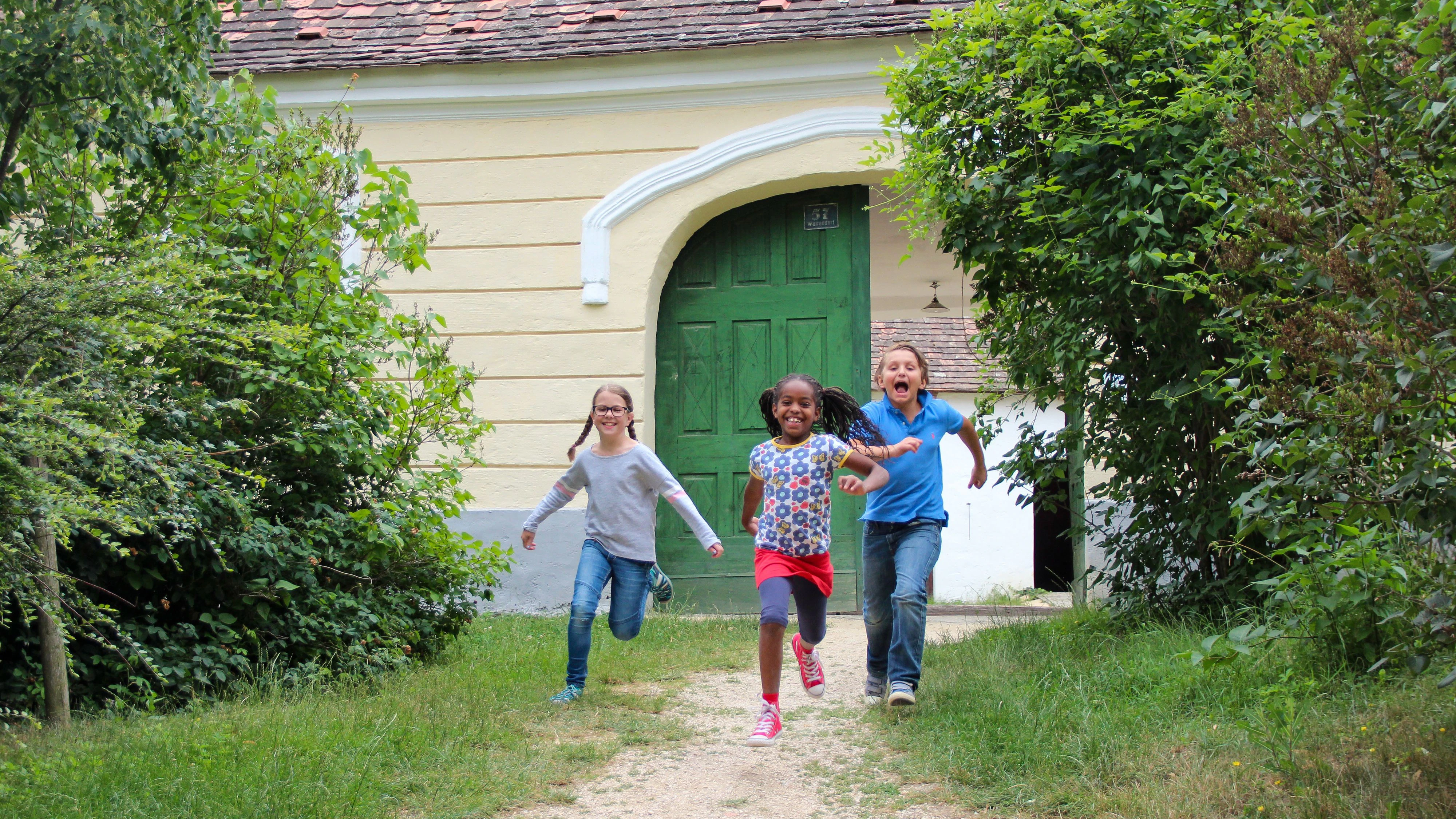 Kinder im Weinviertler Museumsdorf Niedersulz