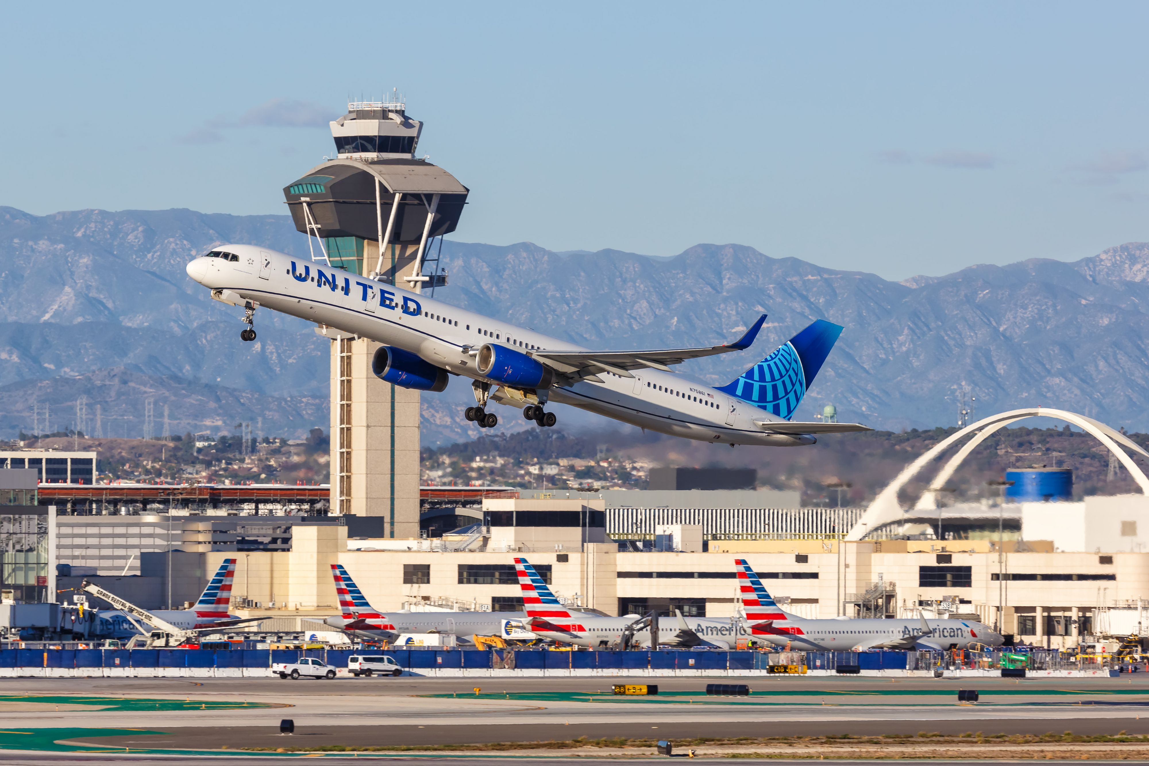 Ein Boeing 757-300 Flugzeug der United Airlinesauf dem Flughafen Los Angeles (LAX) in den USA. (Archivbild)