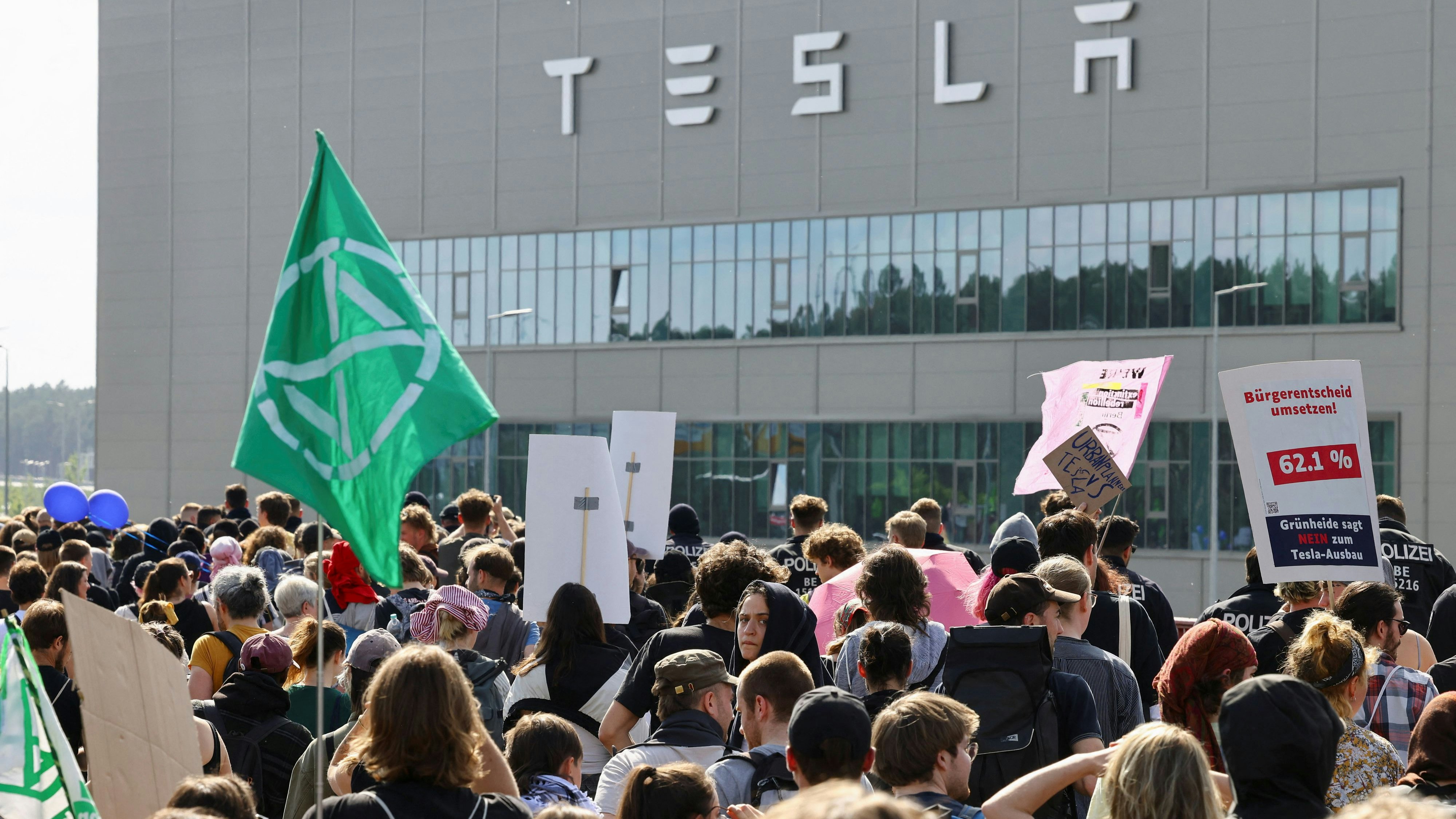 Demo gegen Tesla am 11. Mai in Grünheide.