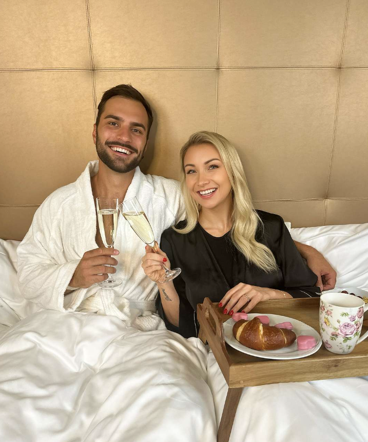Philipp Rafetseder und Anna-Carina Woitschack im Bett.