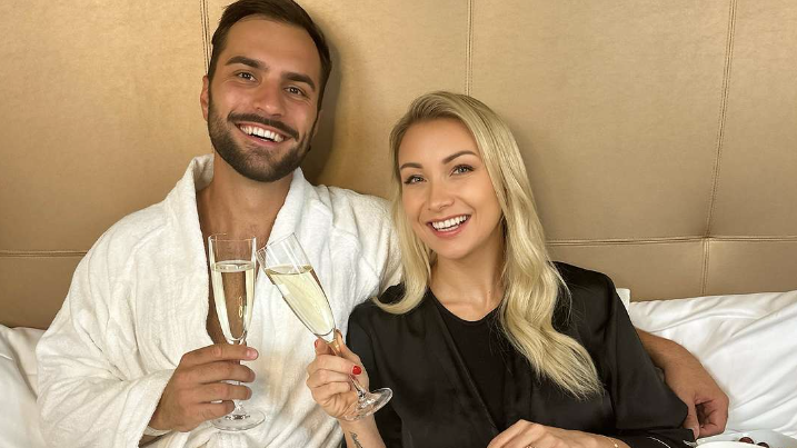 Philipp Rafetseder und Anna-Carina Woitschack im Bett.