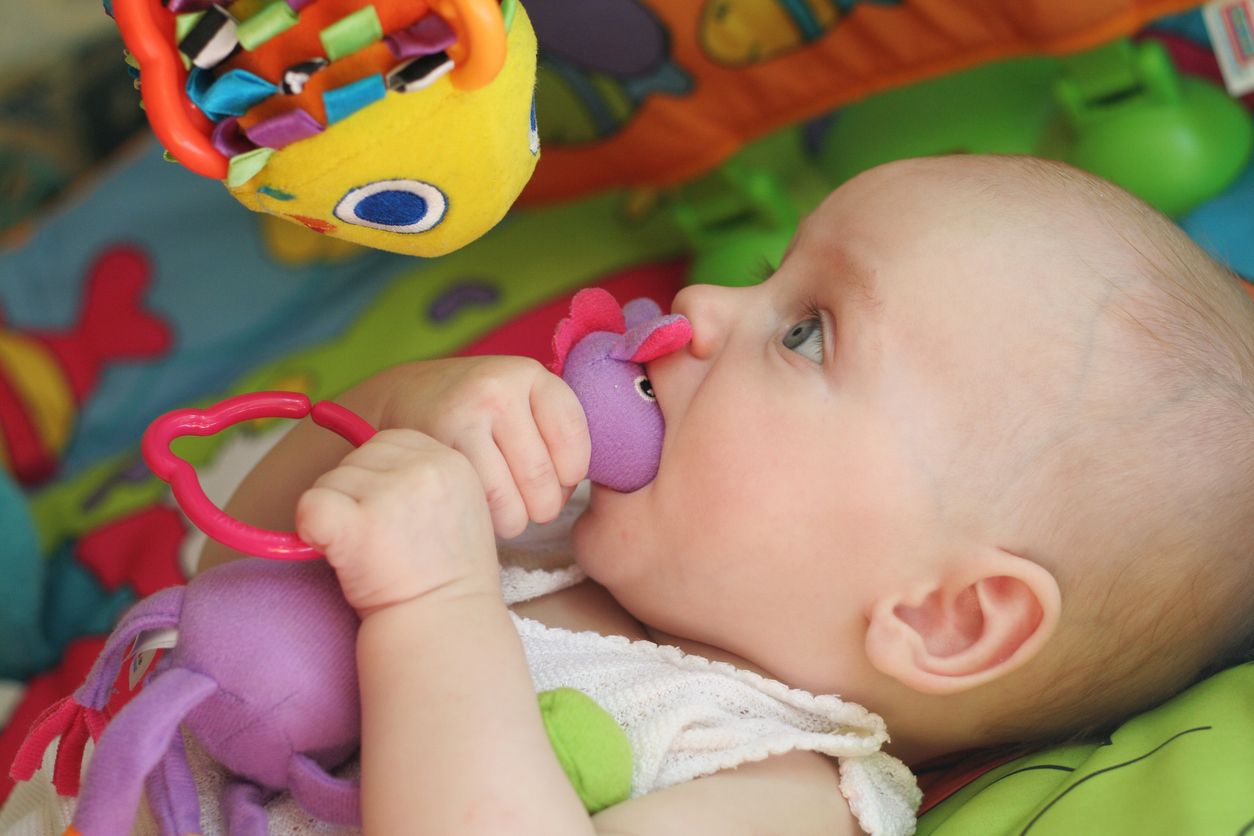 Die Forscher entdeckten, dass die Struktur der weißen Hirnsubstanz durch die frühe Exposition dauerhaft beeinträchtigt werden kann.