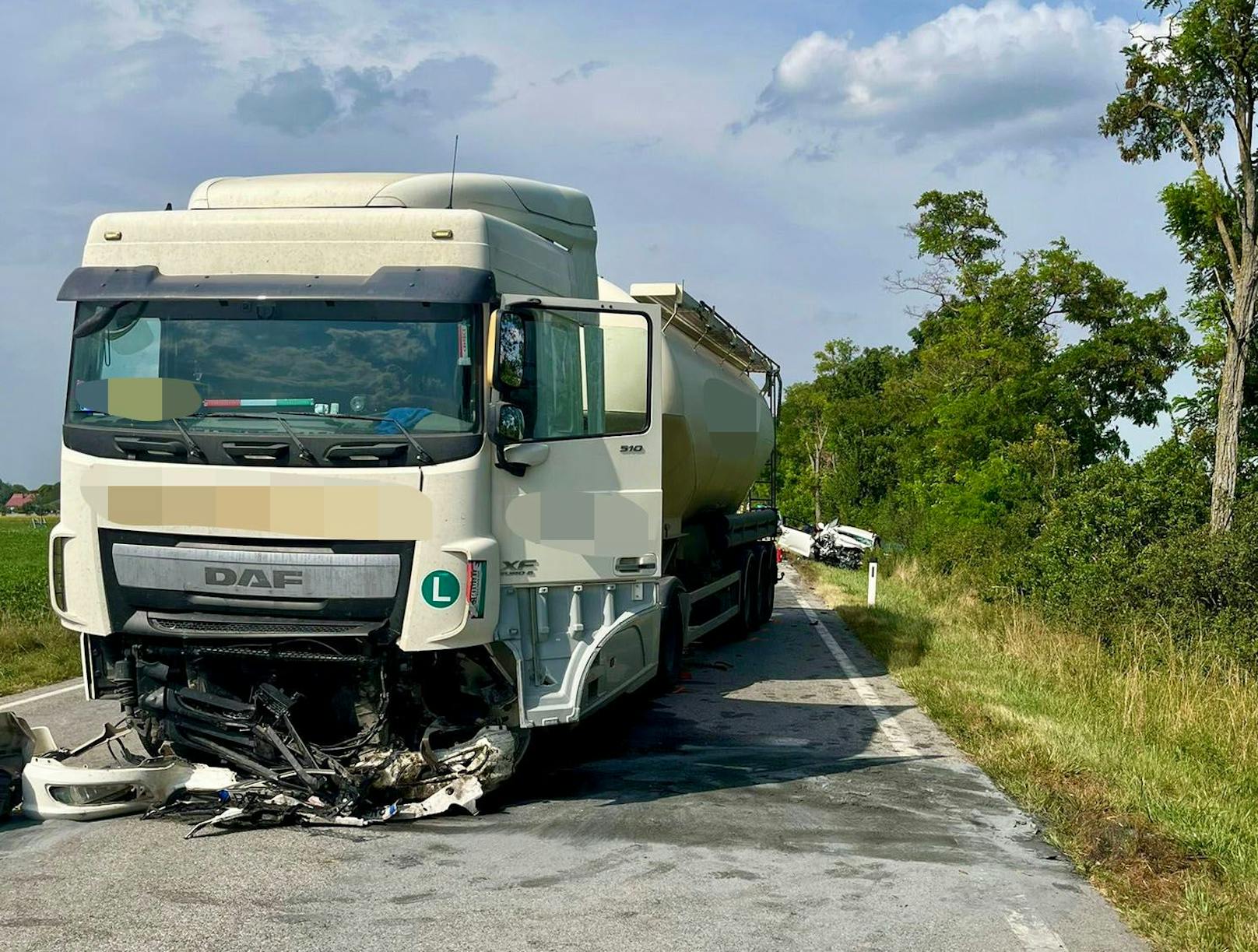 Der beschädigte Lkw und im Hintergrund das am Unfall beteiligte Auto.