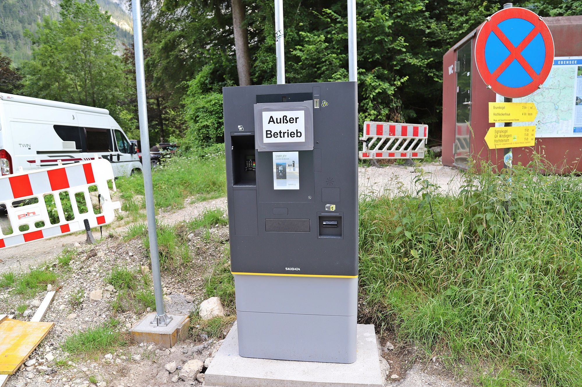 Die neuen Parkautomaten am Vorderen Langbathsee stehen schon, sind aber noch immer nicht in Betrieb.