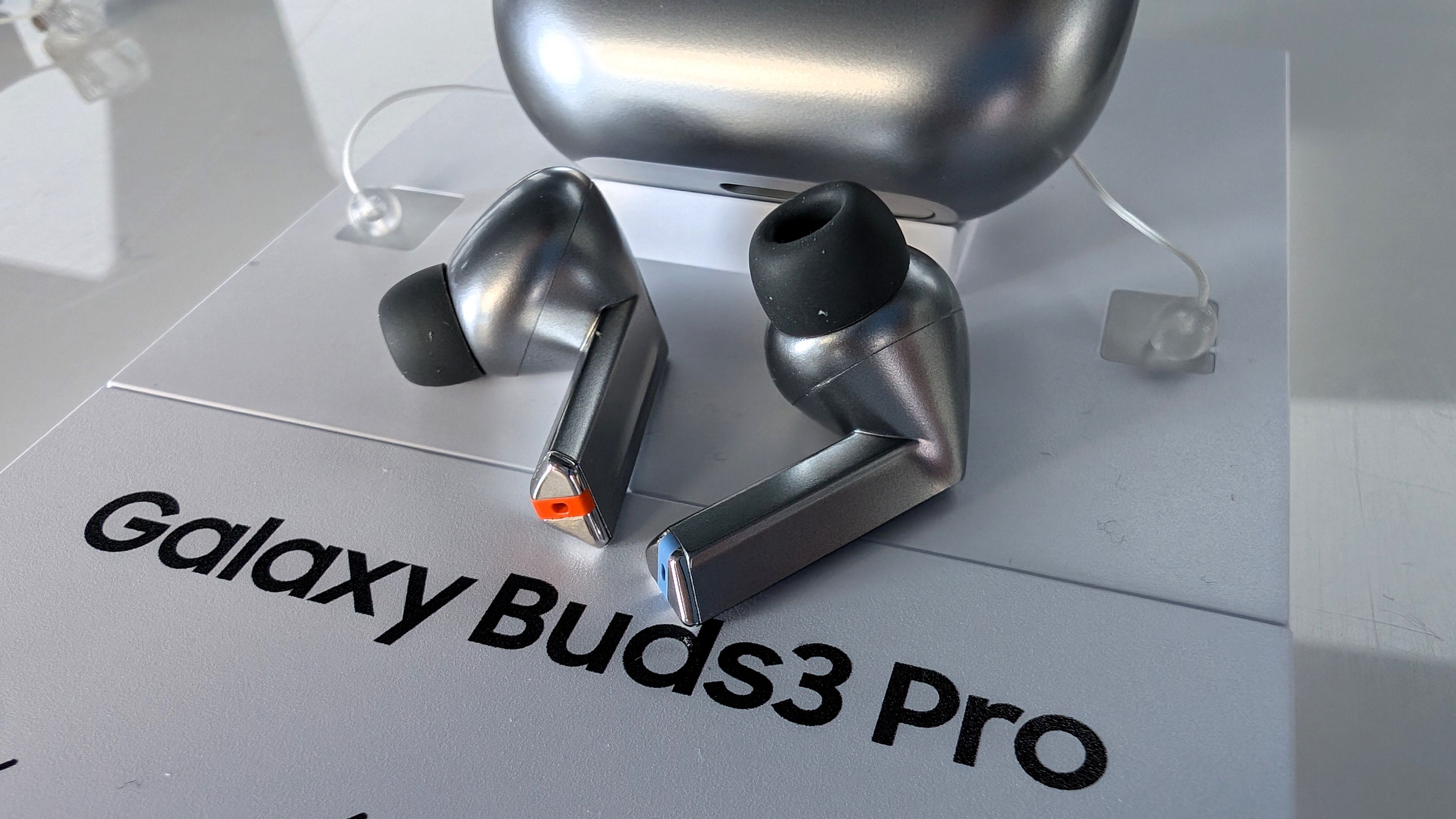 Samsung hat mit den Stegen auch eine neue Designsprache bei seinen Galaxy Buds umgesetzt.