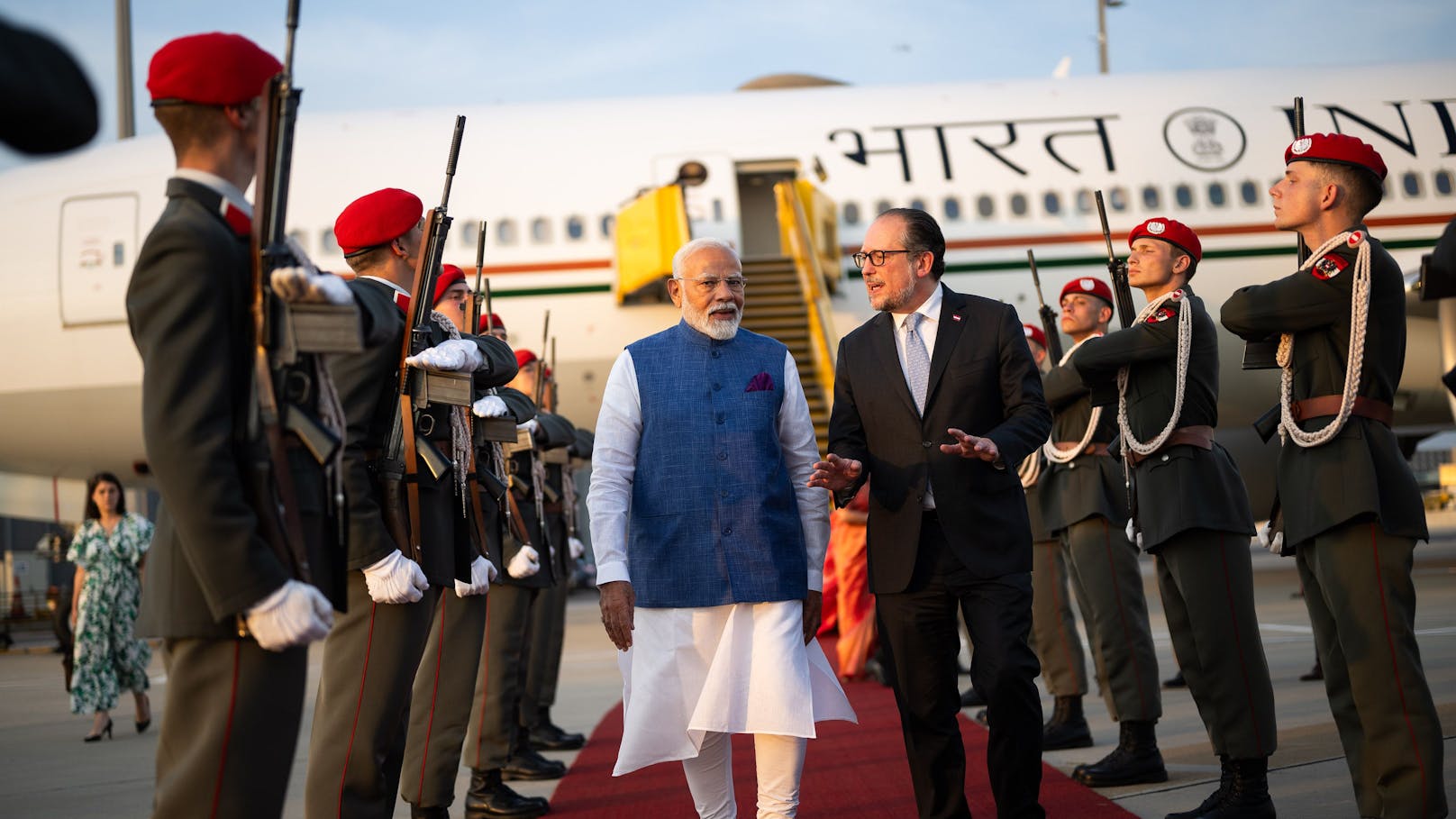Außenminister Alexander Schallenberg begrüßte den indischen Premierminister Narendra Modi am Flughafen Wien. 