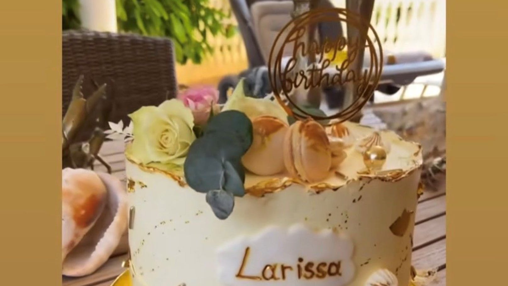 Larissa Marolt wurde von ihrer Familie mit einer Torte überrascht. 