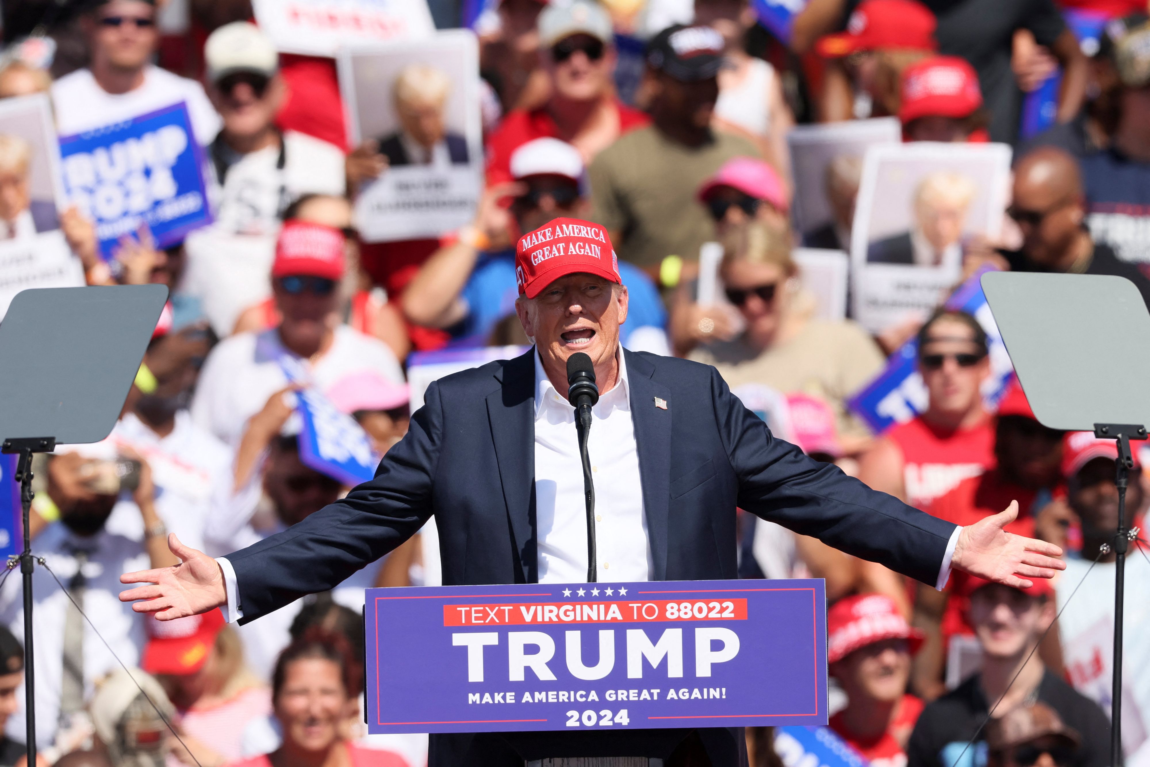 Donald Trump flankiert von Telepromptern bei einem Wahlkampfauftritt in Chesapeake, Virginia, am 28. Juni 2024.