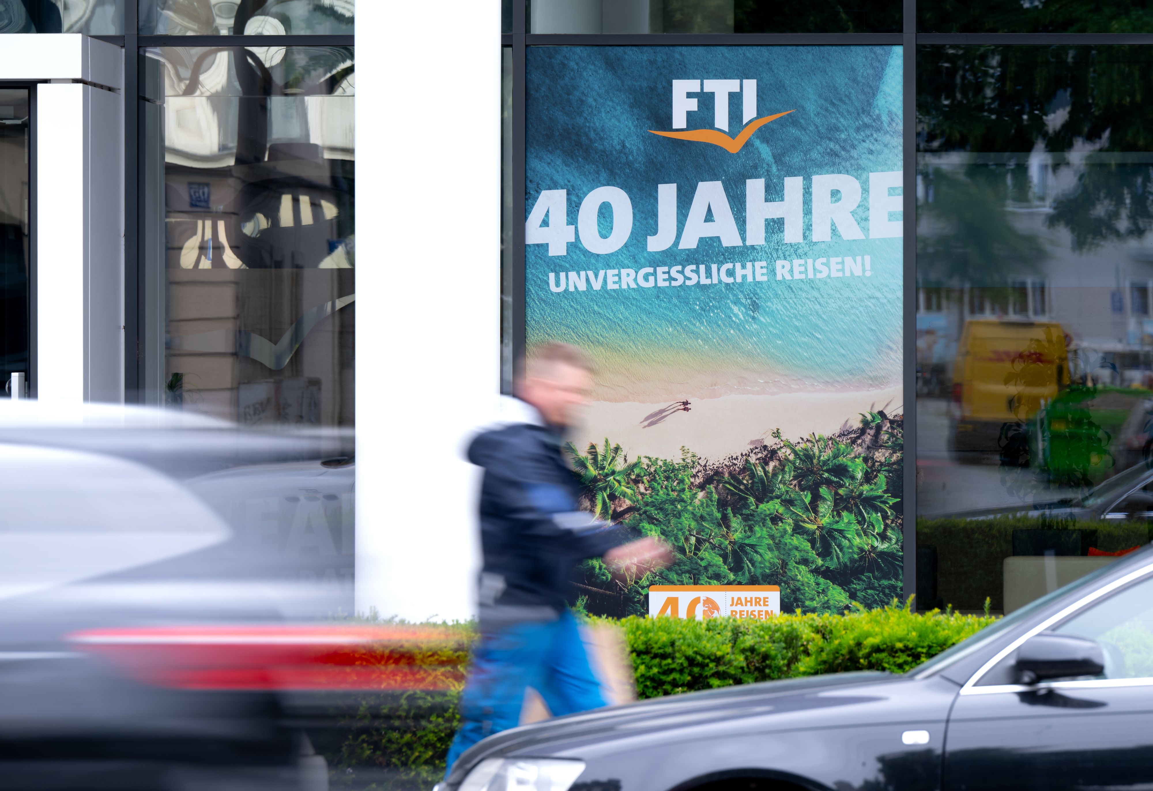 Ein Plakat des Reiseveranstalters FTI (FTI Group) mit der Aufschrift 