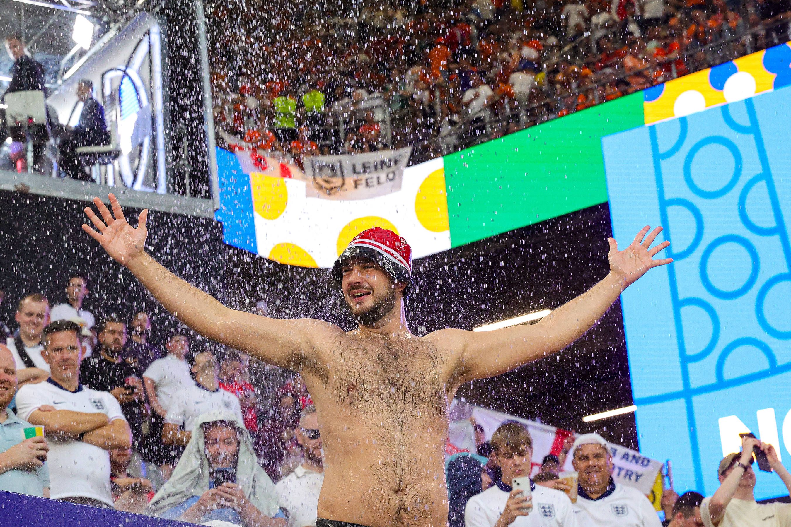Heute.at - Wasserfälle im Stadion! Unwetter bremst Halbfinal-Party