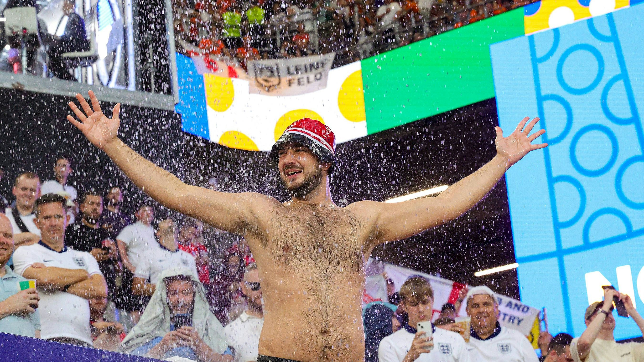 Heute.at - Wasserfälle im Stadion! Unwetter bremst Halbfinal-Party
