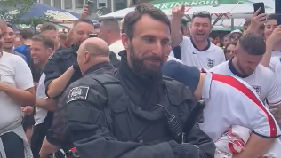 England-Fans besingen den Southgate-Doppelgänger der deutschen Polizei.