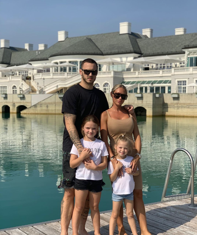 Marko Arnautović mit seiner Frau Sarah und den beiden gemeinsamen Töchtern
