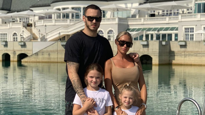 Marko Arnautović mit seiner Frau Sarah und den beiden gemeinsamen Töchtern