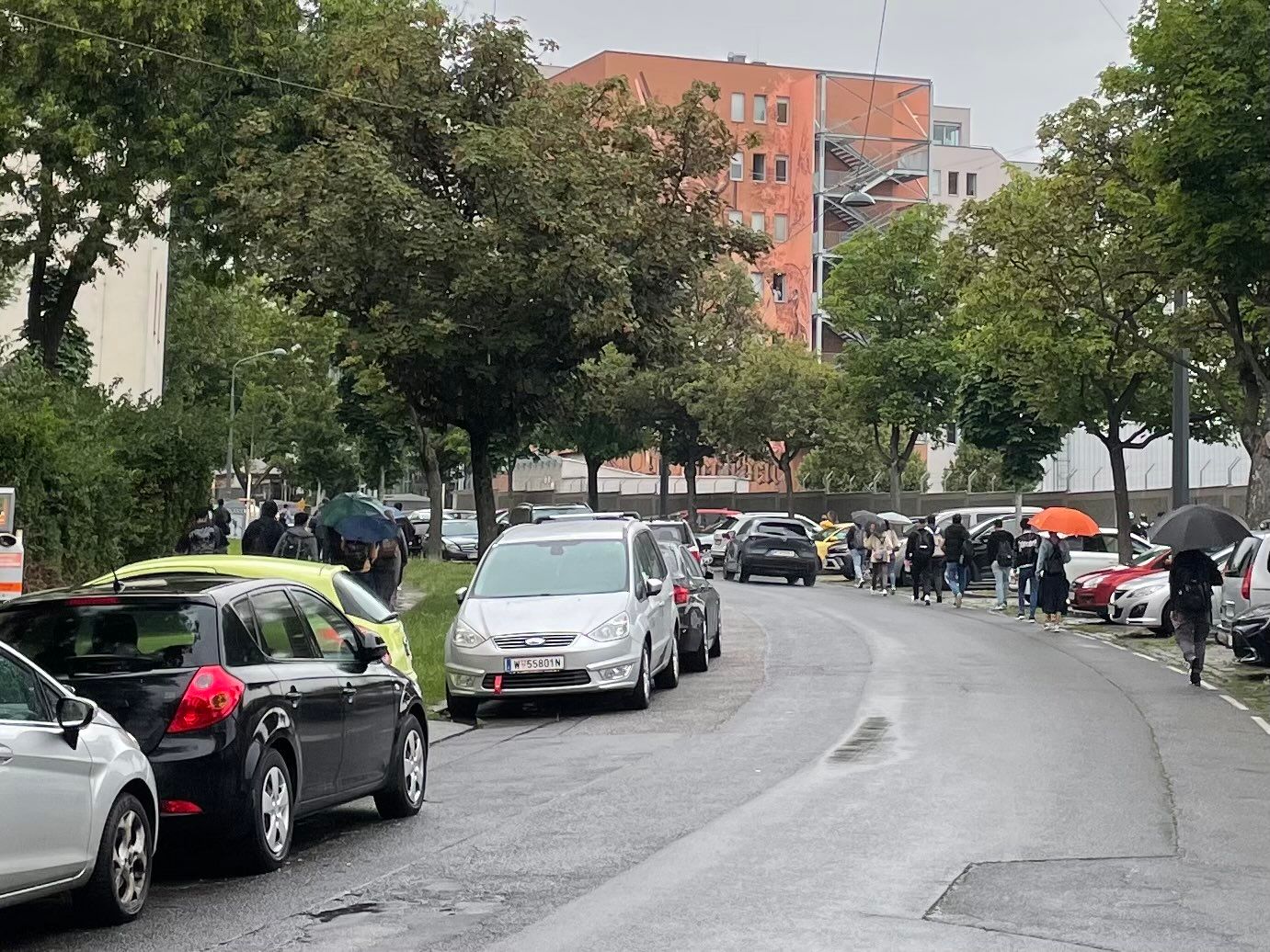 Ein Lokalaugenschein der Grünen Simmering zeigt eine morgendliche Fußgeherkarawane auf der Fahrbahn neben dem gesperrten Gehsteig.