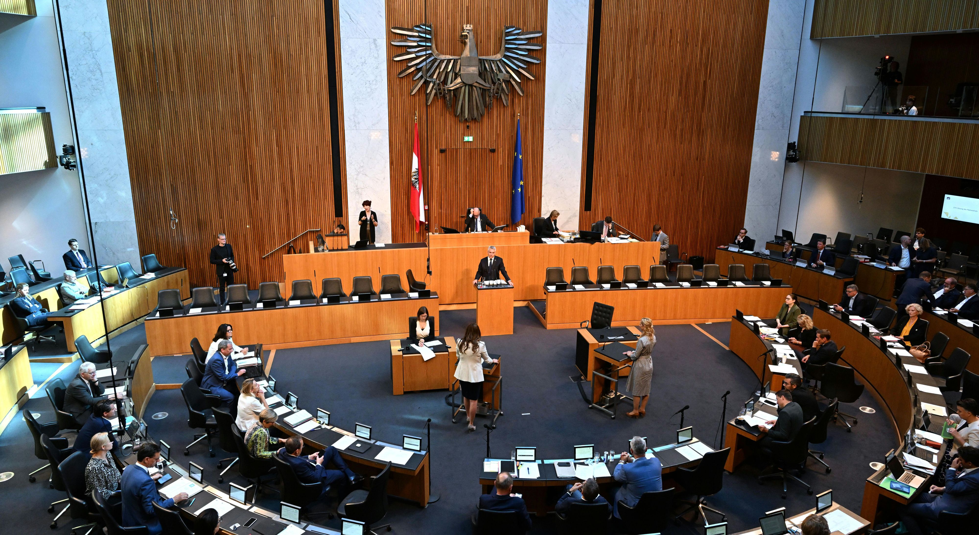 Bundeskanzler Karl Nehammer (ÖVP) am 5. Juli 2024 im Nationalrat. Die Parlamentskorrespondenz berichtet direkt über das politische Geschehen im Hohen Haus.