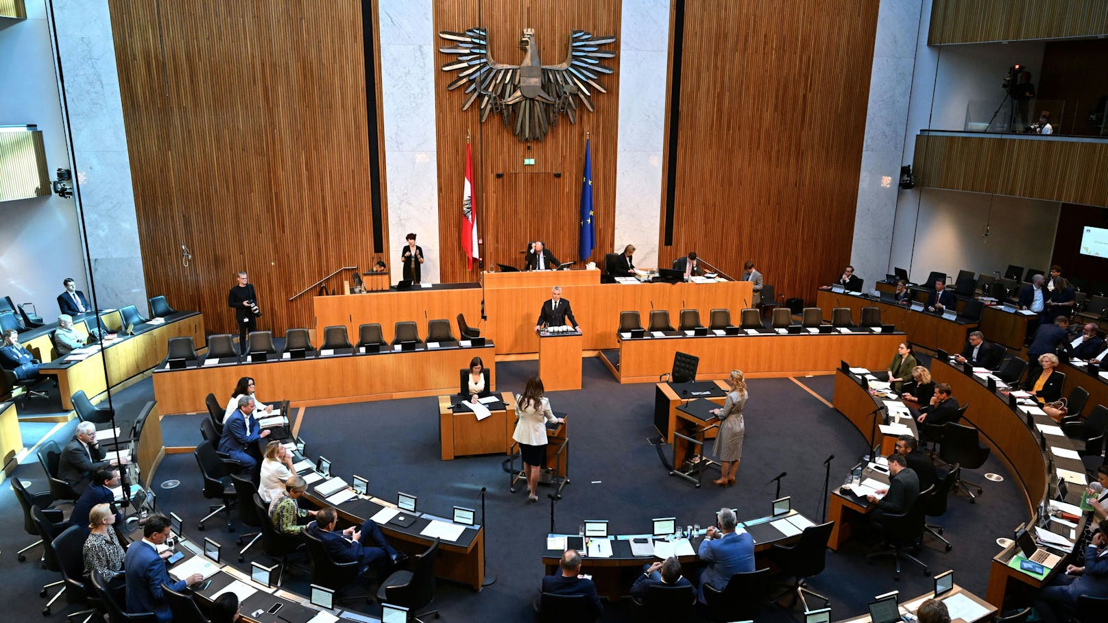 Fakes, Lügen – Parlament zieht jetzt in Info-Schlacht