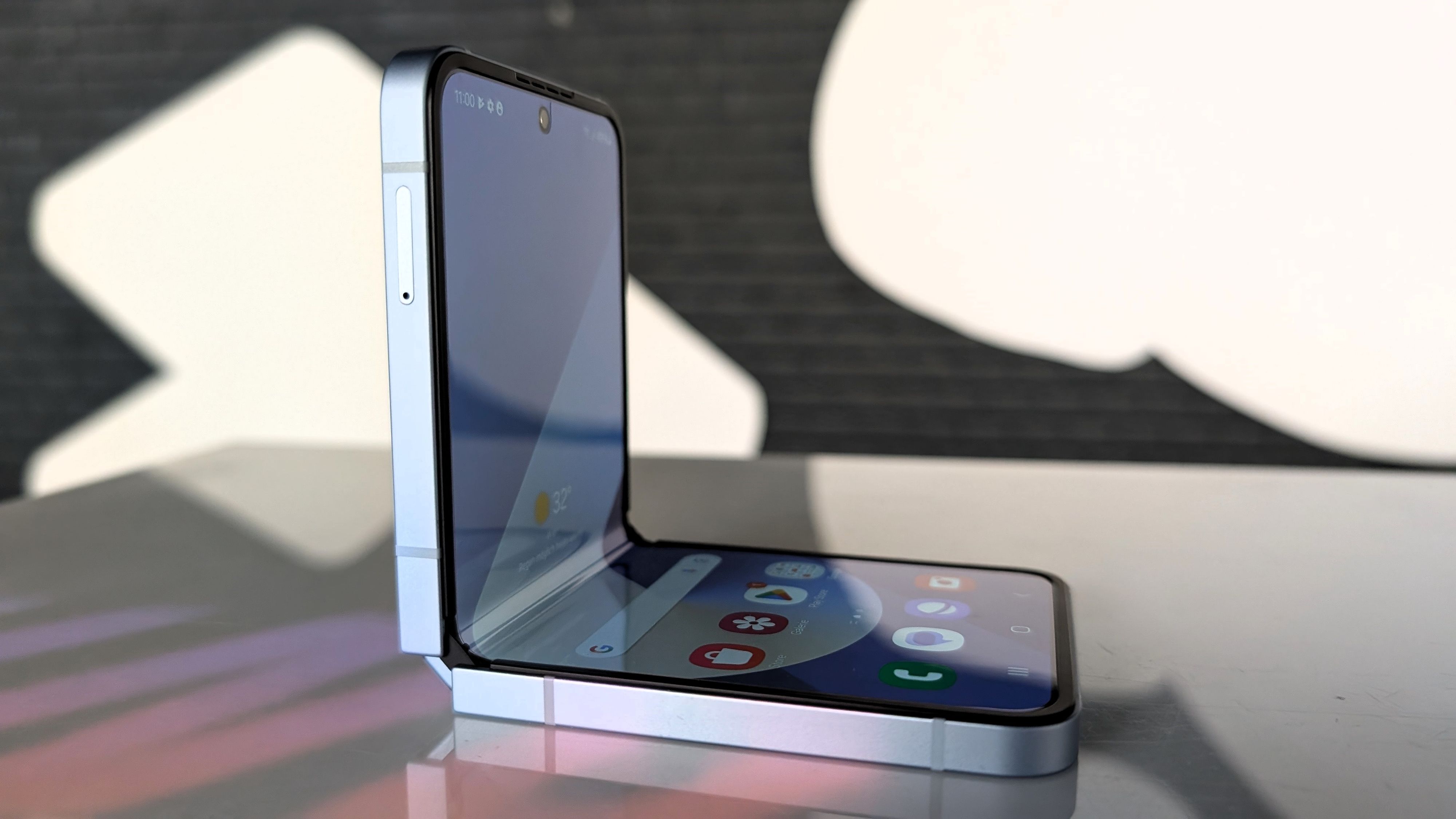 Falten lässt sich auch das Galaxy Z Flip6, das einen 6,7 Zoll großen Hauptbildschirm und einen 3,4 Zoll großen Cover Screen hat.